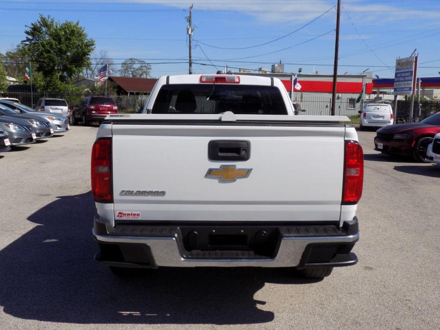 2019 WHITE CHEVROLET COLORADO (1GCHSBEA4K1) with an 2.5L engine, Automatic transmission, located at 830 E. Canino Rd., Houston, TX, 77037, (281) 405-0440, 38.358219, -81.729942 - PRE APPROVACION FACIL, RAPIDA.... PROCESSO RAPIDO LLAMA O VISITANOS HOY MISMO ESTAMOS LOCALIZADOS EN EL 830 E. CANINO RD (ESQUINA CON AIRLINE) HOUSTON, TEXAS 777037 SU TRABAJO ES SU CREDITO!! LLAME YA AL (281) 405-0440 LE ESPERAMOS! VENGA A VISITARNOS A CANINO AUTO SALES. ENTRE CAMINANDO - Photo#6