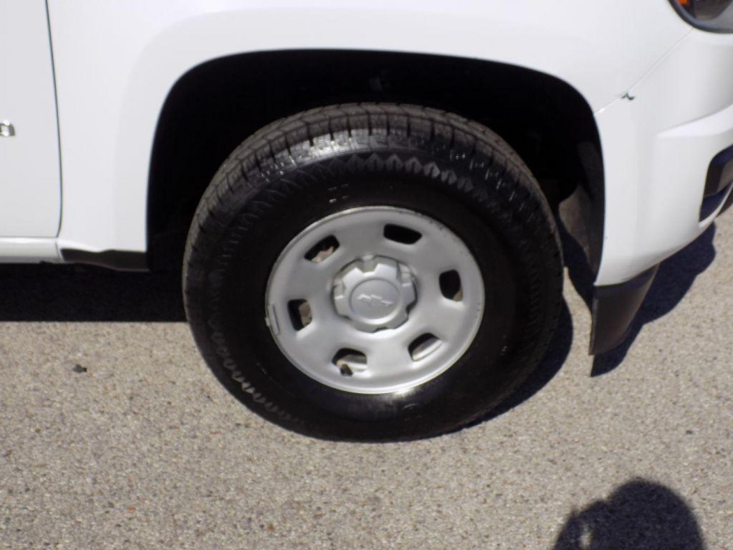2019 WHITE CHEVROLET COLORADO (1GCHSBEA4K1) with an 2.5L engine, Automatic transmission, located at 830 E. Canino Rd., Houston, TX, 77037, (281) 405-0440, 38.358219, -81.729942 - PRE APPROVACION FACIL, RAPIDA.... PROCESSO RAPIDO LLAMA O VISITANOS HOY MISMO ESTAMOS LOCALIZADOS EN EL 830 E. CANINO RD (ESQUINA CON AIRLINE) HOUSTON, TEXAS 777037 SU TRABAJO ES SU CREDITO!! LLAME YA AL (281) 405-0440 LE ESPERAMOS! VENGA A VISITARNOS A CANINO AUTO SALES. ENTRE CAMINANDO - Photo#9