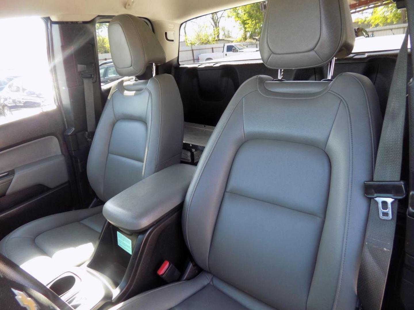 2019 WHITE CHEVROLET COLORADO (1GCHSBEA4K1) with an 2.5L engine, Automatic transmission, located at 830 E. Canino Rd., Houston, TX, 77037, (281) 405-0440, 38.358219, -81.729942 - PRE APPROVACION FACIL, RAPIDA.... PROCESSO RAPIDO LLAMA O VISITANOS HOY MISMO ESTAMOS LOCALIZADOS EN EL 830 E. CANINO RD (ESQUINA CON AIRLINE) HOUSTON, TEXAS 777037 SU TRABAJO ES SU CREDITO!! LLAME YA AL (281) 405-0440 LE ESPERAMOS! VENGA A VISITARNOS A CANINO AUTO SALES. ENTRE CAMINANDO - Photo#13