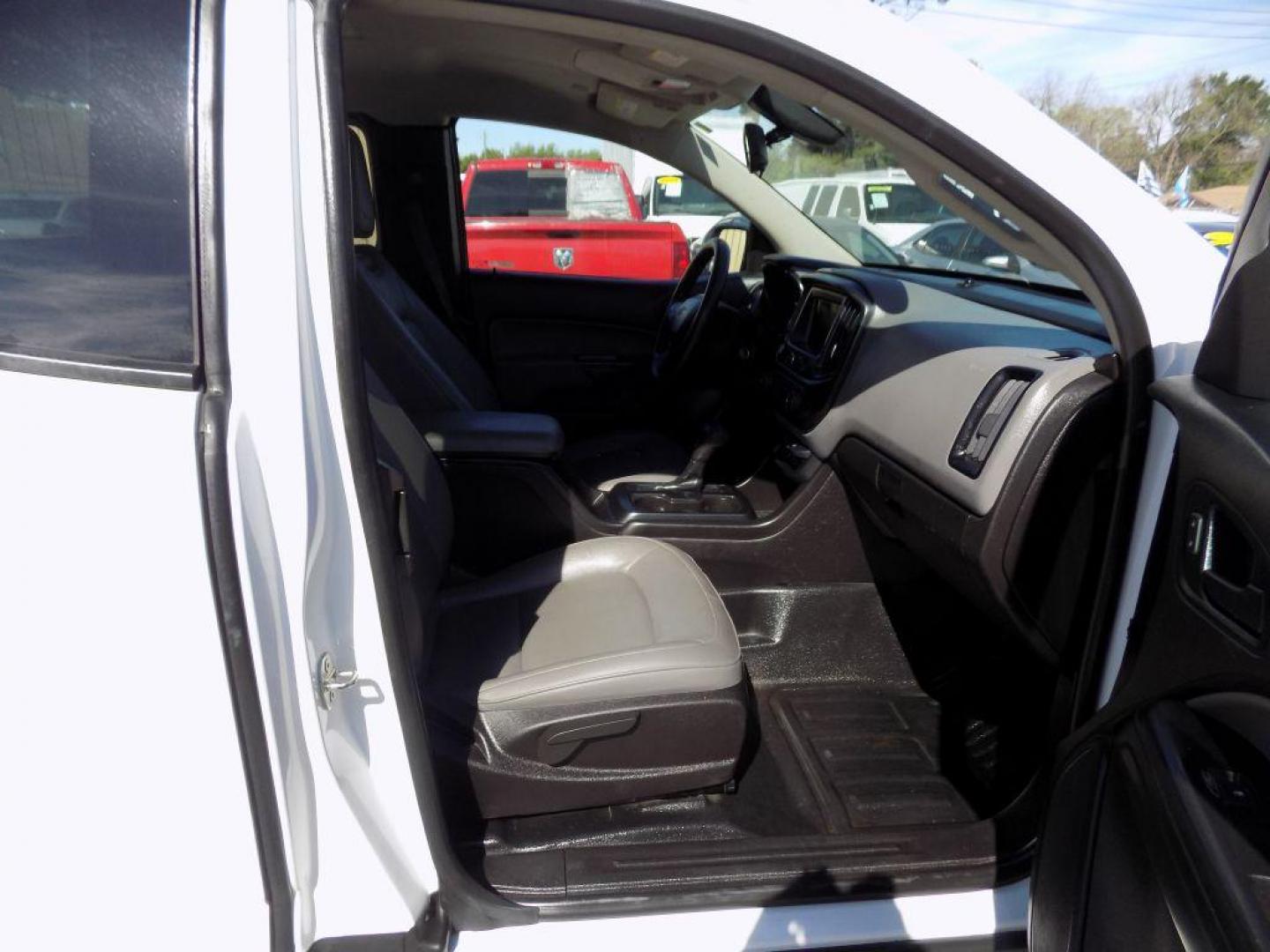 2019 WHITE CHEVROLET COLORADO (1GCHSBEA4K1) with an 2.5L engine, Automatic transmission, located at 830 E. Canino Rd., Houston, TX, 77037, (281) 405-0440, 38.358219, -81.729942 - PRE APPROVACION FACIL, RAPIDA.... PROCESSO RAPIDO LLAMA O VISITANOS HOY MISMO ESTAMOS LOCALIZADOS EN EL 830 E. CANINO RD (ESQUINA CON AIRLINE) HOUSTON, TEXAS 777037 SU TRABAJO ES SU CREDITO!! LLAME YA AL (281) 405-0440 LE ESPERAMOS! VENGA A VISITARNOS A CANINO AUTO SALES. ENTRE CAMINANDO - Photo#16