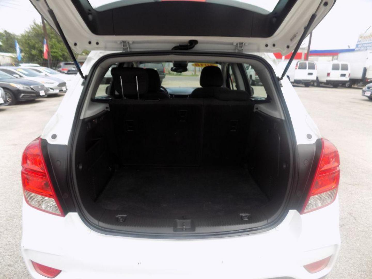 2018 WHITE CHEVROLET TRAX LS (KL7CJKSB4JB) with an 1.4L engine, Automatic transmission, located at 830 E. Canino Rd., Houston, TX, 77037, (281) 405-0440, 38.358219, -81.729942 - VENGA A VISITARNOS A CANINO AUTO SALES. ENTRE CAMINANDO Y SALGA MANEJANDO. APROVACION GARANTIZADA CON REQUISITOS MINIMOS! PREGUNTEN POR JESSICA, MAY, O CARRIE PARA SU APROBACION SEGURA. ??830 E CANINO RD HOUSTON TX 77037 ??(281) 405-0440 come visit us today!! walk in/ drive out in minutes! - Photo#8
