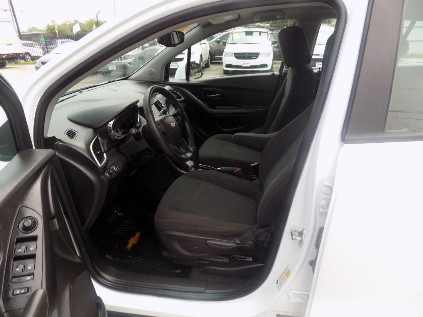 2018 WHITE CHEVROLET TRAX LS (KL7CJKSB4JB) with an 1.4L engine, Automatic transmission, located at 830 E. Canino Rd., Houston, TX, 77037, (281) 405-0440, 38.358219, -81.729942 - VENGA A VISITARNOS A CANINO AUTO SALES. ENTRE CAMINANDO Y SALGA MANEJANDO. APROVACION GARANTIZADA CON REQUISITOS MINIMOS! PREGUNTEN POR JESSICA, MAY, O CARRIE PARA SU APROBACION SEGURA. ??830 E CANINO RD HOUSTON TX 77037 ??(281) 405-0440 come visit us today!! walk in/ drive out in minutes! - Photo#9