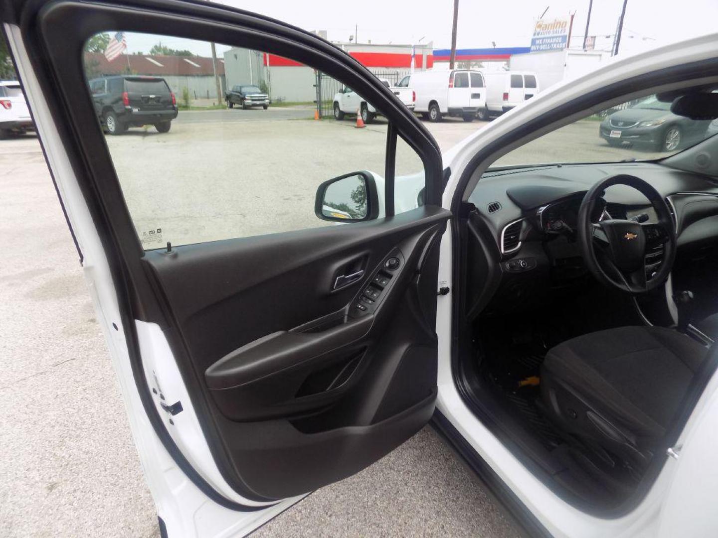 2018 WHITE CHEVROLET TRAX LS (KL7CJKSB4JB) with an 1.4L engine, Automatic transmission, located at 830 E. Canino Rd., Houston, TX, 77037, (281) 405-0440, 38.358219, -81.729942 - VENGA A VISITARNOS A CANINO AUTO SALES. ENTRE CAMINANDO Y SALGA MANEJANDO. APROVACION GARANTIZADA CON REQUISITOS MINIMOS! PREGUNTEN POR JESSICA, MAY, O CARRIE PARA SU APROBACION SEGURA. ??830 E CANINO RD HOUSTON TX 77037 ??(281) 405-0440 come visit us today!! walk in/ drive out in minutes! - Photo#10