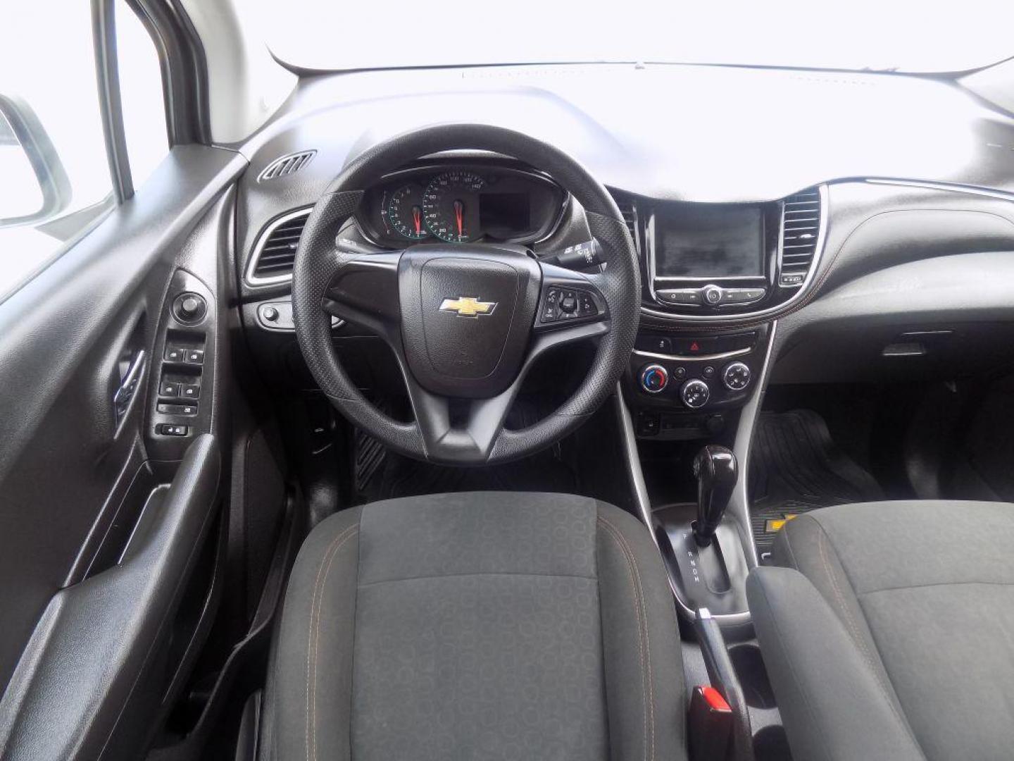 2018 WHITE CHEVROLET TRAX LS (KL7CJKSB4JB) with an 1.4L engine, Automatic transmission, located at 830 E. Canino Rd., Houston, TX, 77037, (281) 405-0440, 38.358219, -81.729942 - VENGA A VISITARNOS A CANINO AUTO SALES. ENTRE CAMINANDO Y SALGA MANEJANDO. APROVACION GARANTIZADA CON REQUISITOS MINIMOS! PREGUNTEN POR JESSICA, MAY, O CARRIE PARA SU APROBACION SEGURA. ??830 E CANINO RD HOUSTON TX 77037 ??(281) 405-0440 come visit us today!! walk in/ drive out in minutes! - Photo#11