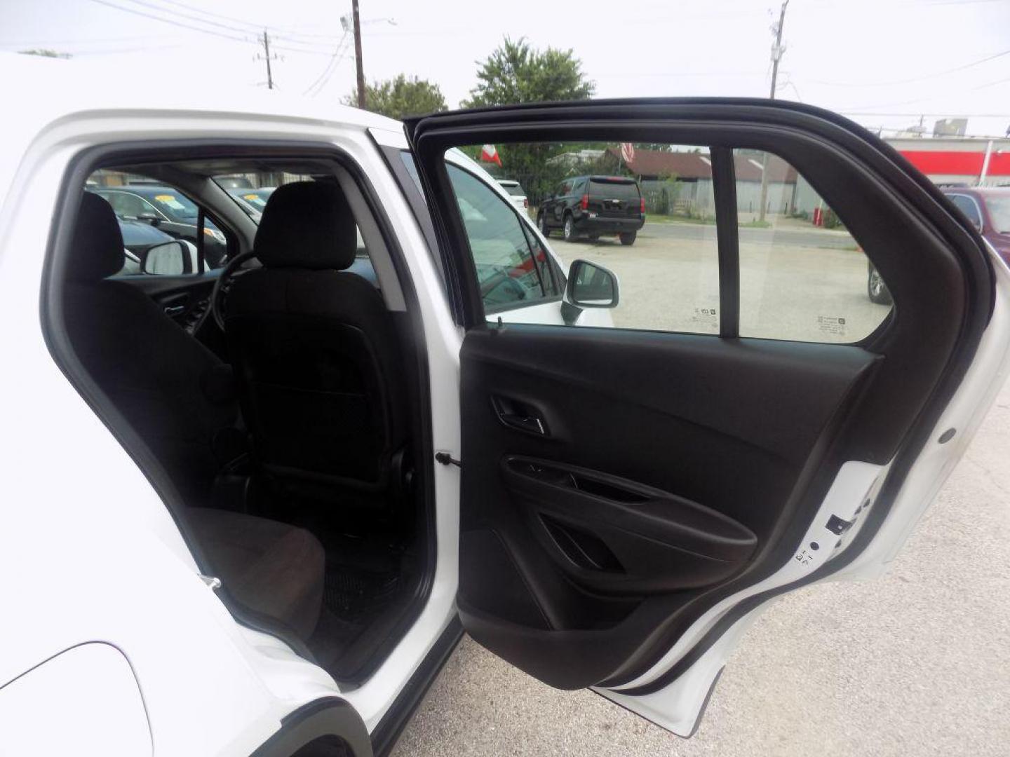 2018 WHITE CHEVROLET TRAX LS (KL7CJKSB4JB) with an 1.4L engine, Automatic transmission, located at 830 E. Canino Rd., Houston, TX, 77037, (281) 405-0440, 38.358219, -81.729942 - VENGA A VISITARNOS A CANINO AUTO SALES. ENTRE CAMINANDO Y SALGA MANEJANDO. APROVACION GARANTIZADA CON REQUISITOS MINIMOS! PREGUNTEN POR JESSICA, MAY, O CARRIE PARA SU APROBACION SEGURA. ??830 E CANINO RD HOUSTON TX 77037 ??(281) 405-0440 come visit us today!! walk in/ drive out in minutes! - Photo#16
