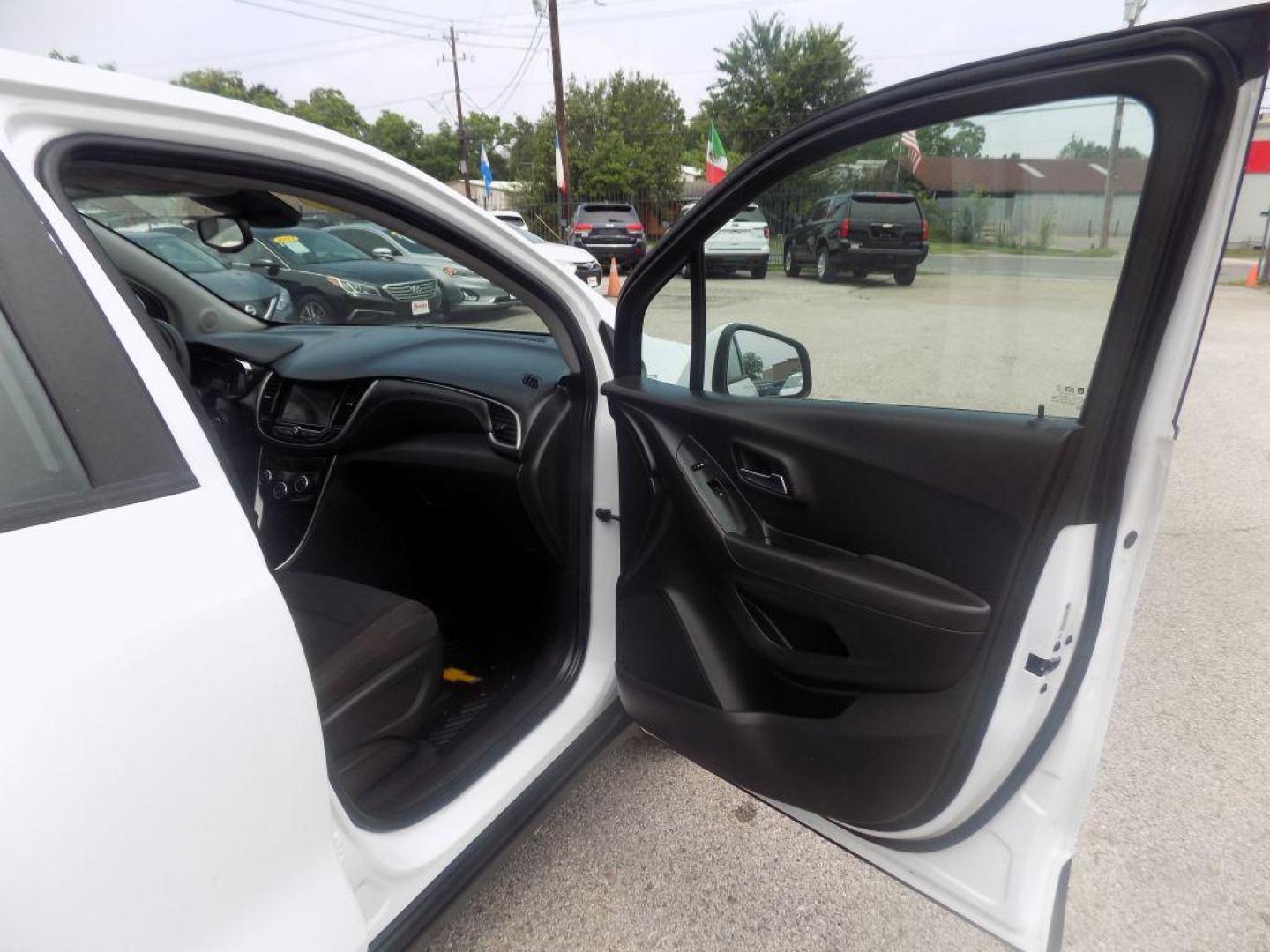 2018 WHITE CHEVROLET TRAX LS (KL7CJKSB4JB) with an 1.4L engine, Automatic transmission, located at 830 E. Canino Rd., Houston, TX, 77037, (281) 405-0440, 38.358219, -81.729942 - VENGA A VISITARNOS A CANINO AUTO SALES. ENTRE CAMINANDO Y SALGA MANEJANDO. APROVACION GARANTIZADA CON REQUISITOS MINIMOS! PREGUNTEN POR JESSICA, MAY, O CARRIE PARA SU APROBACION SEGURA. ??830 E CANINO RD HOUSTON TX 77037 ??(281) 405-0440 come visit us today!! walk in/ drive out in minutes! - Photo#18