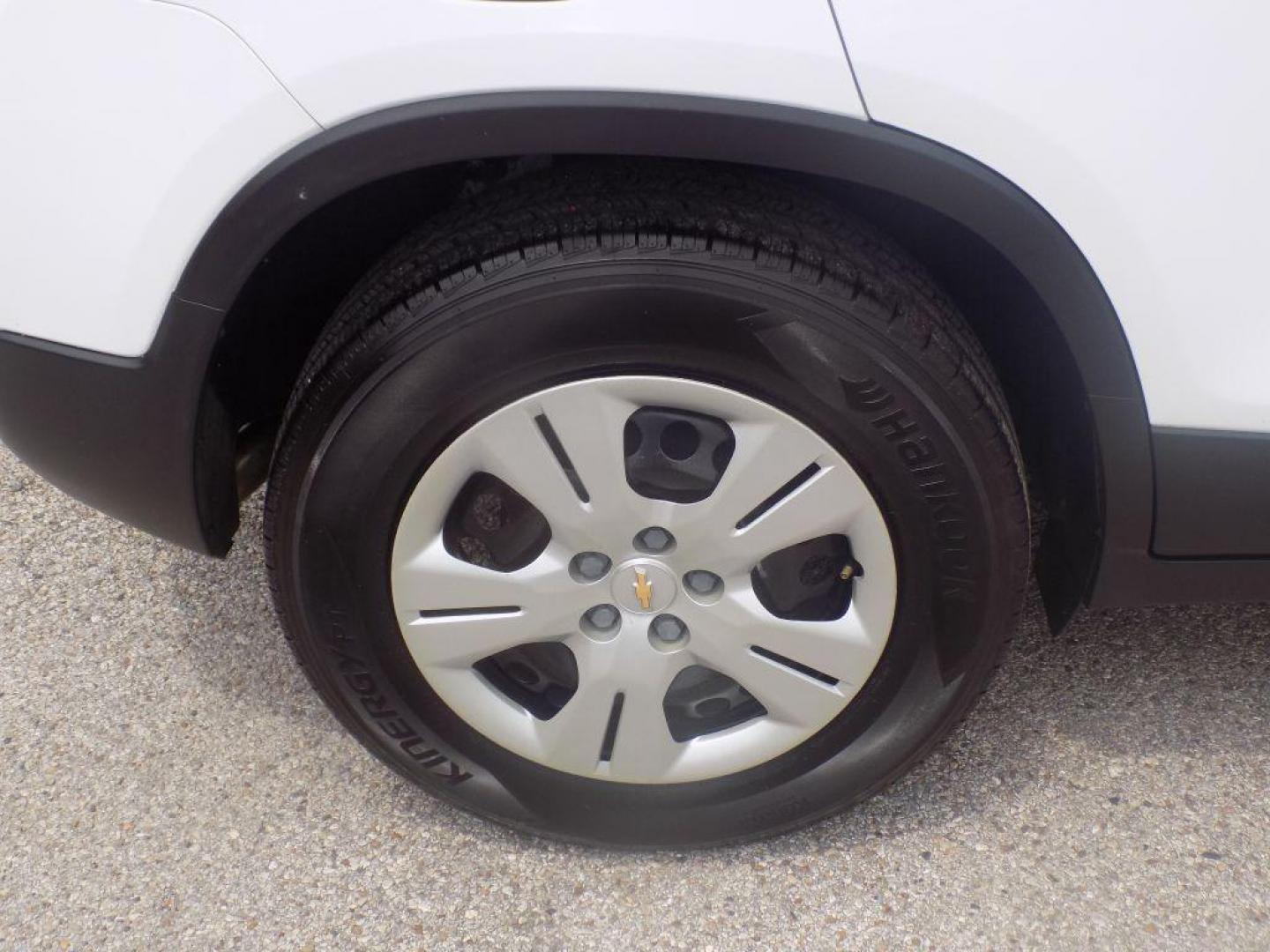 2018 WHITE CHEVROLET TRAX LS (KL7CJKSB4JB) with an 1.4L engine, Automatic transmission, located at 830 E. Canino Rd., Houston, TX, 77037, (281) 405-0440, 38.358219, -81.729942 - VENGA A VISITARNOS A CANINO AUTO SALES. ENTRE CAMINANDO Y SALGA MANEJANDO. APROVACION GARANTIZADA CON REQUISITOS MINIMOS! PREGUNTEN POR JESSICA, MAY, O CARRIE PARA SU APROBACION SEGURA. ??830 E CANINO RD HOUSTON TX 77037 ??(281) 405-0440 come visit us today!! walk in/ drive out in minutes! - Photo#19