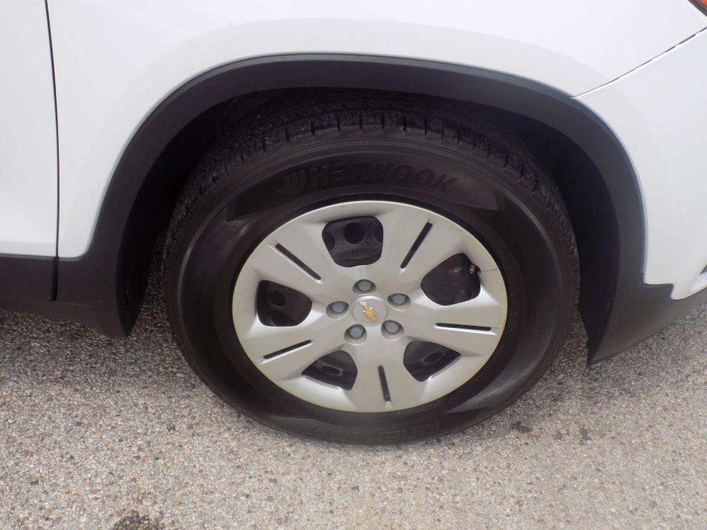 2018 WHITE CHEVROLET TRAX LS (KL7CJKSB4JB) with an 1.4L engine, Automatic transmission, located at 830 E. Canino Rd., Houston, TX, 77037, (281) 405-0440, 38.358219, -81.729942 - VENGA A VISITARNOS A CANINO AUTO SALES. ENTRE CAMINANDO Y SALGA MANEJANDO. APROVACION GARANTIZADA CON REQUISITOS MINIMOS! PREGUNTEN POR JESSICA, MAY, O CARRIE PARA SU APROBACION SEGURA. ??830 E CANINO RD HOUSTON TX 77037 ??(281) 405-0440 come visit us today!! walk in/ drive out in minutes! - Photo#20