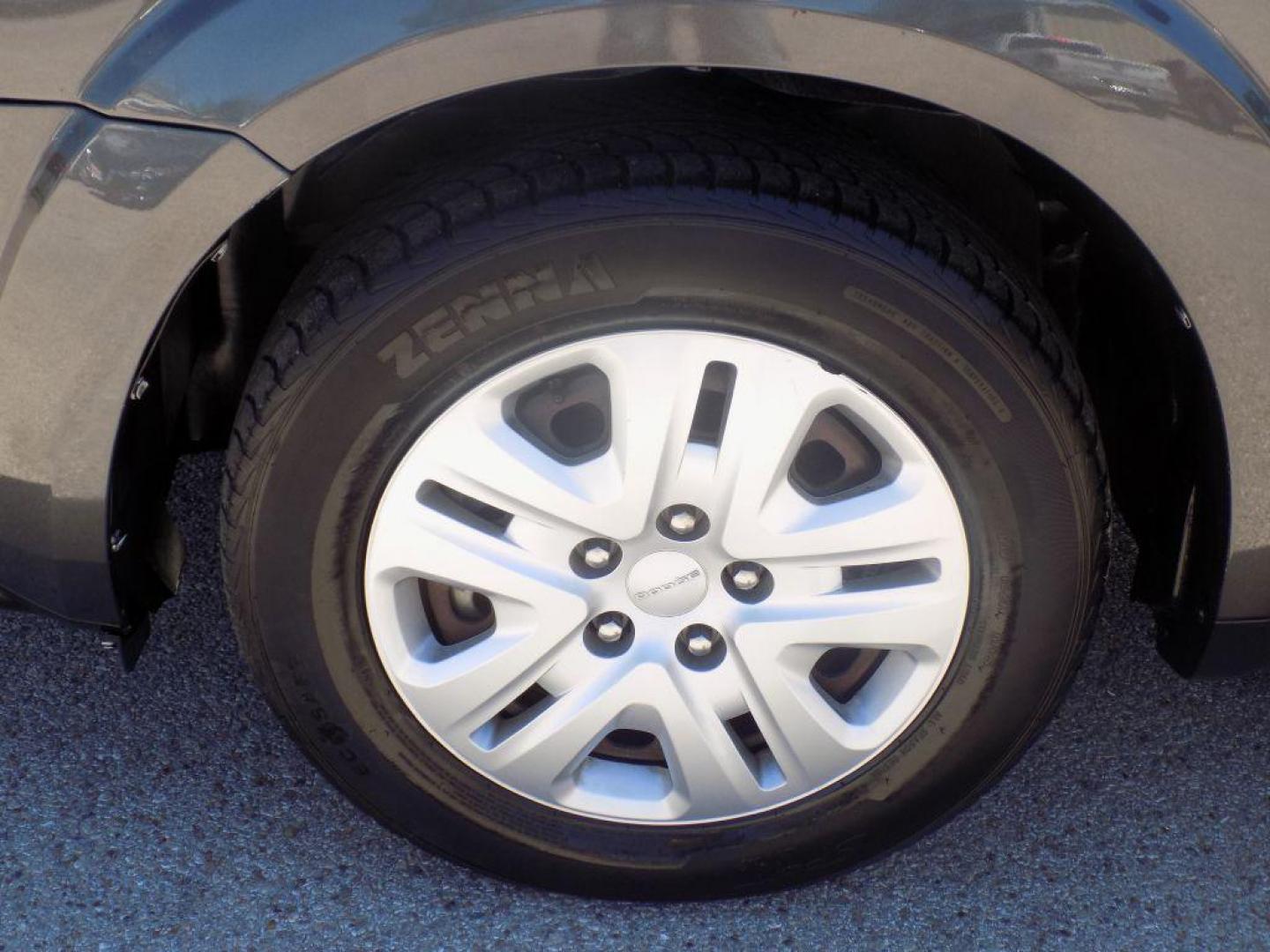 2015 GRAY DODGE JOURNEY SE (3C4PDCAB3FT) with an 2.4L engine, Automatic transmission, located at 830 E. Canino Rd., Houston, TX, 77037, (281) 405-0440, 38.358219, -81.729942 - VENGA A VISITARNOS A CANINO AUTO SALES. ENTRE CAMINANDO Y SALGA MANEJANDO. APROVACION GARANTIZADA CON REQUISITOS MINIMOS! PREGUNTEN POR JESSICA, MAY, O CARRIE PARA SU APROBACION SEGURA. ??830 E CANINO RD HOUSTON TX 77037 ??(281) 405-0440 come visit us today!! walk in/ drive out in minutes! - Photo#12