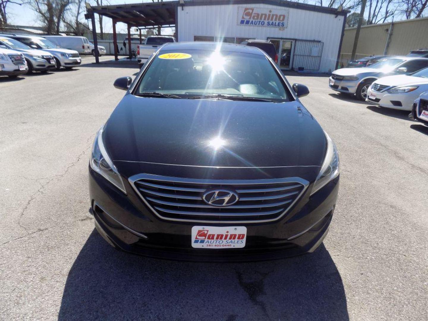2017 BLACK HYUNDAI SONATA SE (5NPE24AF2HH) with an 2.4L engine, Automatic transmission, located at 830 E. Canino Rd., Houston, TX, 77037, (281) 405-0440, 38.358219, -81.729942 - VENGA A VISITARNOS A CANINO AUTO SALES. ENTRE CAMINANDO Y SALGA MANEJANDO. APROVACION GARANTIZADA CON REQUISITOS MINIMOS! PREGUNTEN POR JESSICA, MAY, O CARRIE PARA SU APROBACION SEGURA. ??830 E CANINO RD HOUSTON TX 77037 ??(281) 405-0440 come visit us today!! walk in/ drive out in minutes! - Photo#0