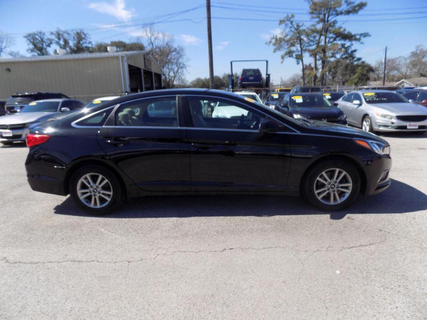 2017 BLACK HYUNDAI SONATA SE (5NPE24AF2HH) with an 2.4L engine, Automatic transmission, located at 830 E. Canino Rd., Houston, TX, 77037, (281) 405-0440, 38.358219, -81.729942 - VENGA A VISITARNOS A CANINO AUTO SALES. ENTRE CAMINANDO Y SALGA MANEJANDO. APROVACION GARANTIZADA CON REQUISITOS MINIMOS! PREGUNTEN POR JESSICA, MAY, O CARRIE PARA SU APROBACION SEGURA. ??830 E CANINO RD HOUSTON TX 77037 ??(281) 405-0440 come visit us today!! walk in/ drive out in minutes! - Photo#1