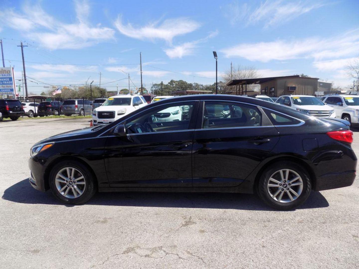 2017 BLACK HYUNDAI SONATA SE (5NPE24AF2HH) with an 2.4L engine, Automatic transmission, located at 830 E. Canino Rd., Houston, TX, 77037, (281) 405-0440, 38.358219, -81.729942 - VENGA A VISITARNOS A CANINO AUTO SALES. ENTRE CAMINANDO Y SALGA MANEJANDO. APROVACION GARANTIZADA CON REQUISITOS MINIMOS! PREGUNTEN POR JESSICA, MAY, O CARRIE PARA SU APROBACION SEGURA. ??830 E CANINO RD HOUSTON TX 77037 ??(281) 405-0440 come visit us today!! walk in/ drive out in minutes! - Photo#3