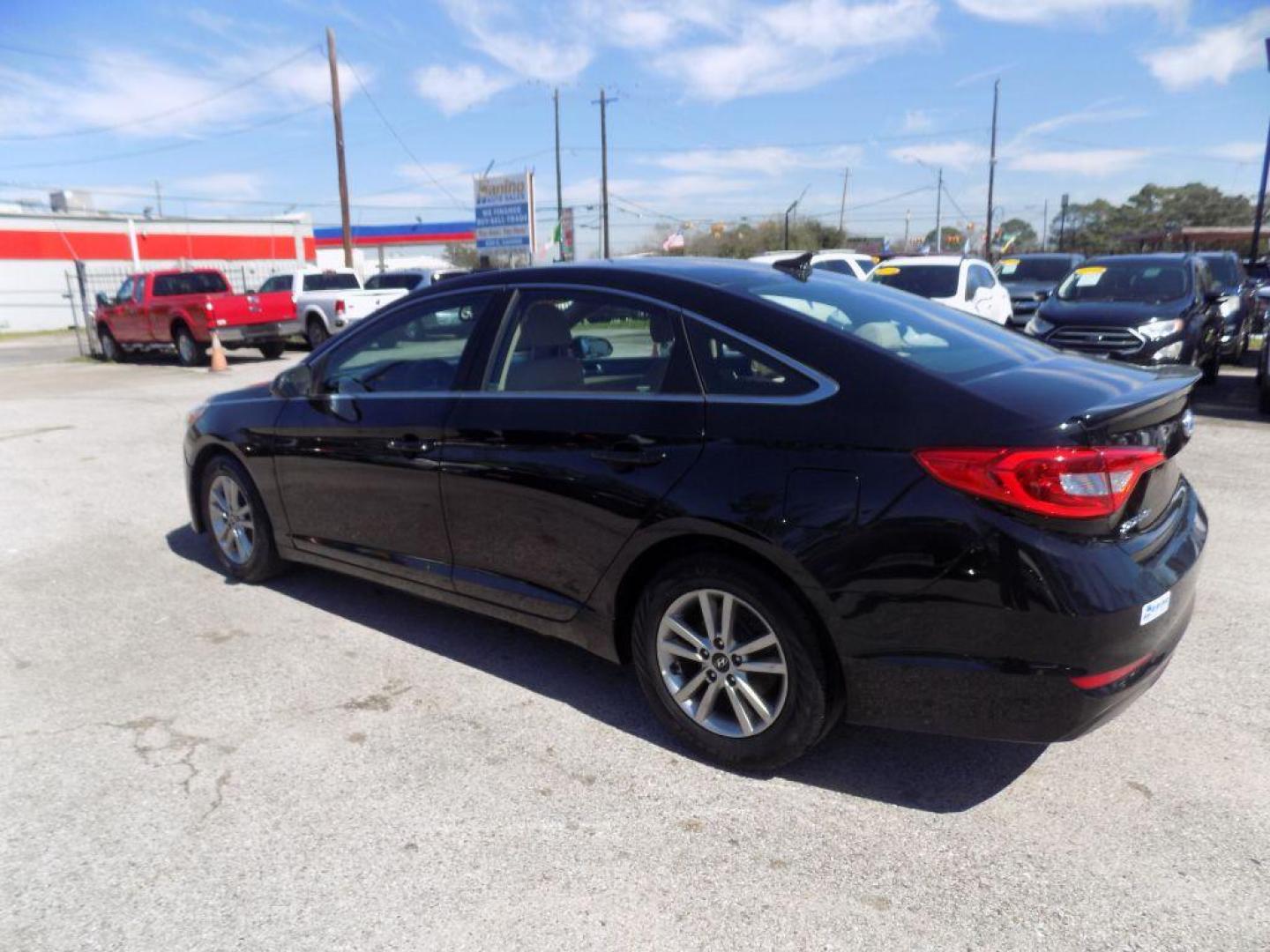 2017 BLACK HYUNDAI SONATA SE (5NPE24AF2HH) with an 2.4L engine, Automatic transmission, located at 830 E. Canino Rd., Houston, TX, 77037, (281) 405-0440, 38.358219, -81.729942 - VENGA A VISITARNOS A CANINO AUTO SALES. ENTRE CAMINANDO Y SALGA MANEJANDO. APROVACION GARANTIZADA CON REQUISITOS MINIMOS! PREGUNTEN POR JESSICA, MAY, O CARRIE PARA SU APROBACION SEGURA. ??830 E CANINO RD HOUSTON TX 77037 ??(281) 405-0440 come visit us today!! walk in/ drive out in minutes! - Photo#4