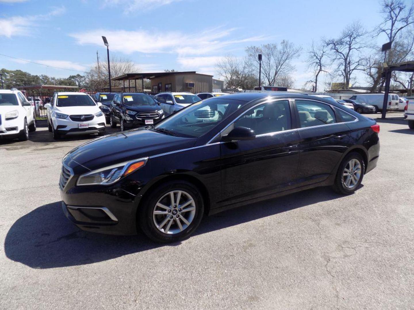 2017 BLACK HYUNDAI SONATA SE (5NPE24AF2HH) with an 2.4L engine, Automatic transmission, located at 830 E. Canino Rd., Houston, TX, 77037, (281) 405-0440, 38.358219, -81.729942 - VENGA A VISITARNOS A CANINO AUTO SALES. ENTRE CAMINANDO Y SALGA MANEJANDO. APROVACION GARANTIZADA CON REQUISITOS MINIMOS! PREGUNTEN POR JESSICA, MAY, O CARRIE PARA SU APROBACION SEGURA. ??830 E CANINO RD HOUSTON TX 77037 ??(281) 405-0440 come visit us today!! walk in/ drive out in minutes! - Photo#5