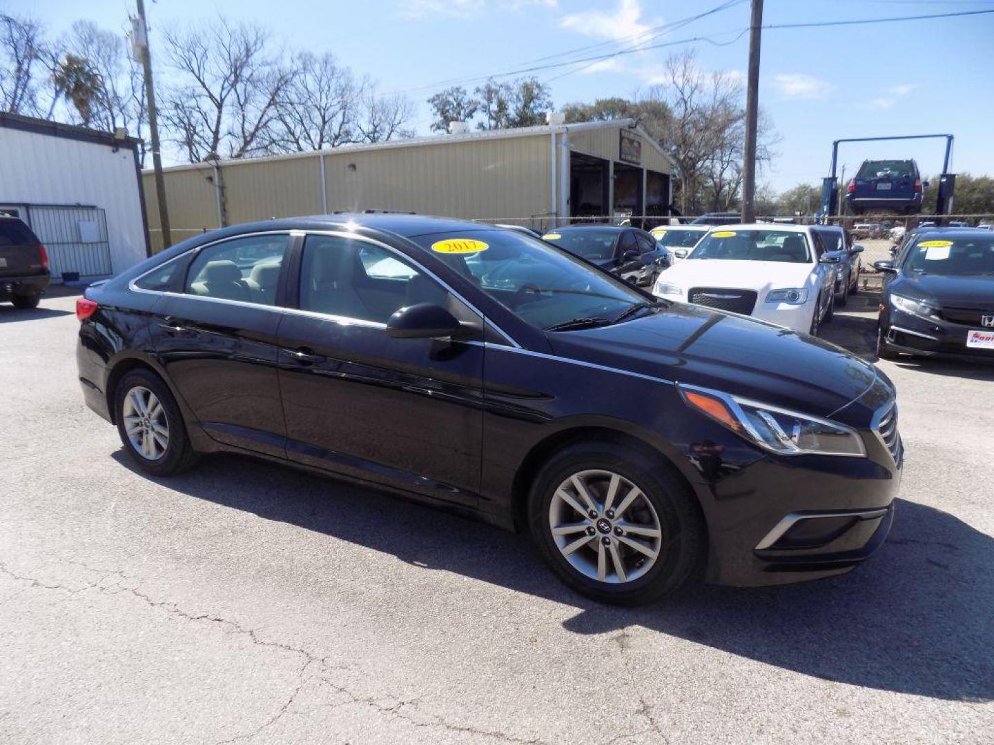 2017 BLACK HYUNDAI SONATA SE (5NPE24AF2HH) with an 2.4L engine, Automatic transmission, located at 830 E. Canino Rd., Houston, TX, 77037, (281) 405-0440, 38.358219, -81.729942 - VENGA A VISITARNOS A CANINO AUTO SALES. ENTRE CAMINANDO Y SALGA MANEJANDO. APROVACION GARANTIZADA CON REQUISITOS MINIMOS! PREGUNTEN POR JESSICA, MAY, O CARRIE PARA SU APROBACION SEGURA. ??830 E CANINO RD HOUSTON TX 77037 ??(281) 405-0440 come visit us today!! walk in/ drive out in minutes! - Photo#6