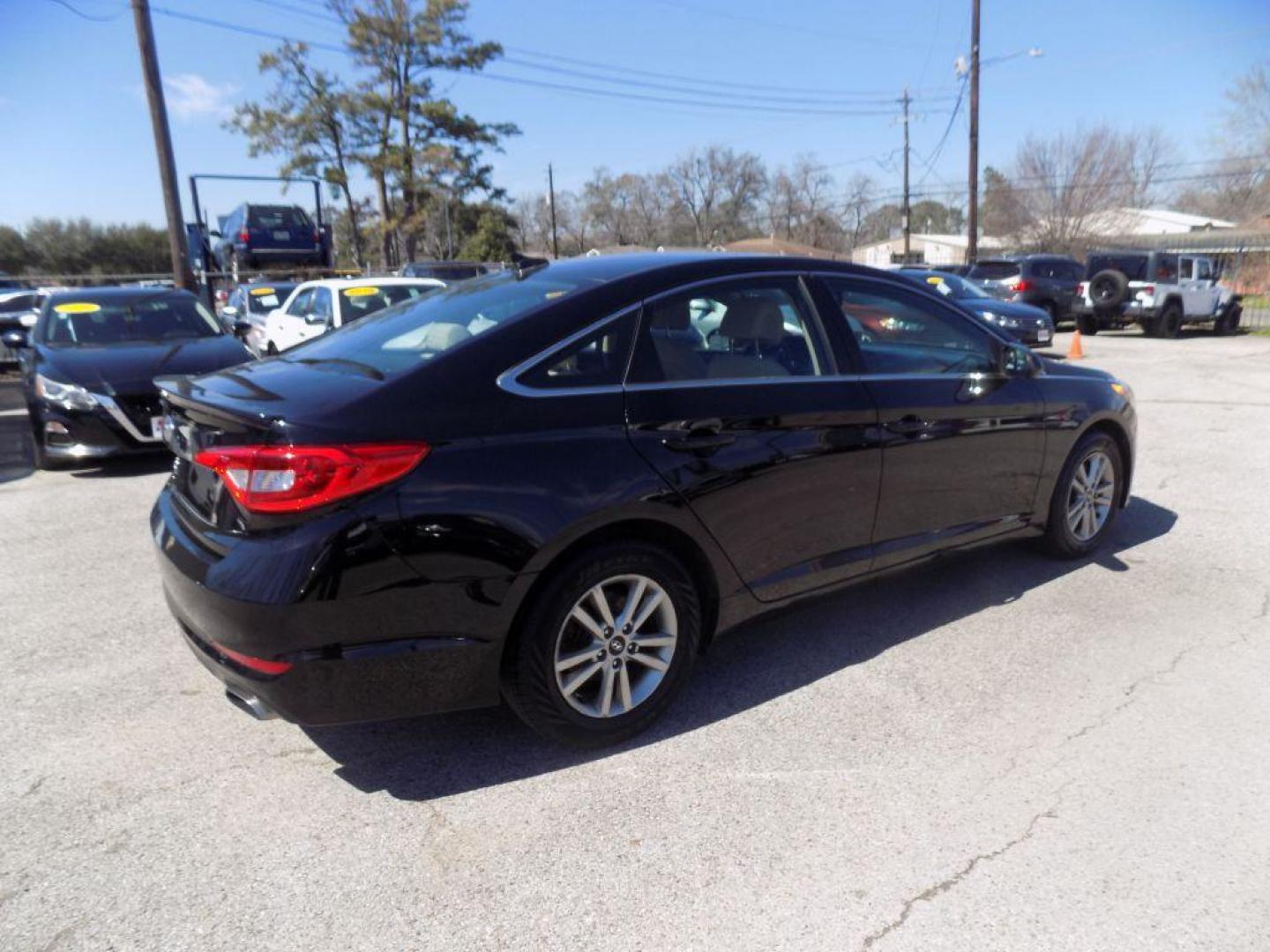 2017 BLACK HYUNDAI SONATA SE (5NPE24AF2HH) with an 2.4L engine, Automatic transmission, located at 830 E. Canino Rd., Houston, TX, 77037, (281) 405-0440, 38.358219, -81.729942 - VENGA A VISITARNOS A CANINO AUTO SALES. ENTRE CAMINANDO Y SALGA MANEJANDO. APROVACION GARANTIZADA CON REQUISITOS MINIMOS! PREGUNTEN POR JESSICA, MAY, O CARRIE PARA SU APROBACION SEGURA. ??830 E CANINO RD HOUSTON TX 77037 ??(281) 405-0440 come visit us today!! walk in/ drive out in minutes! - Photo#7