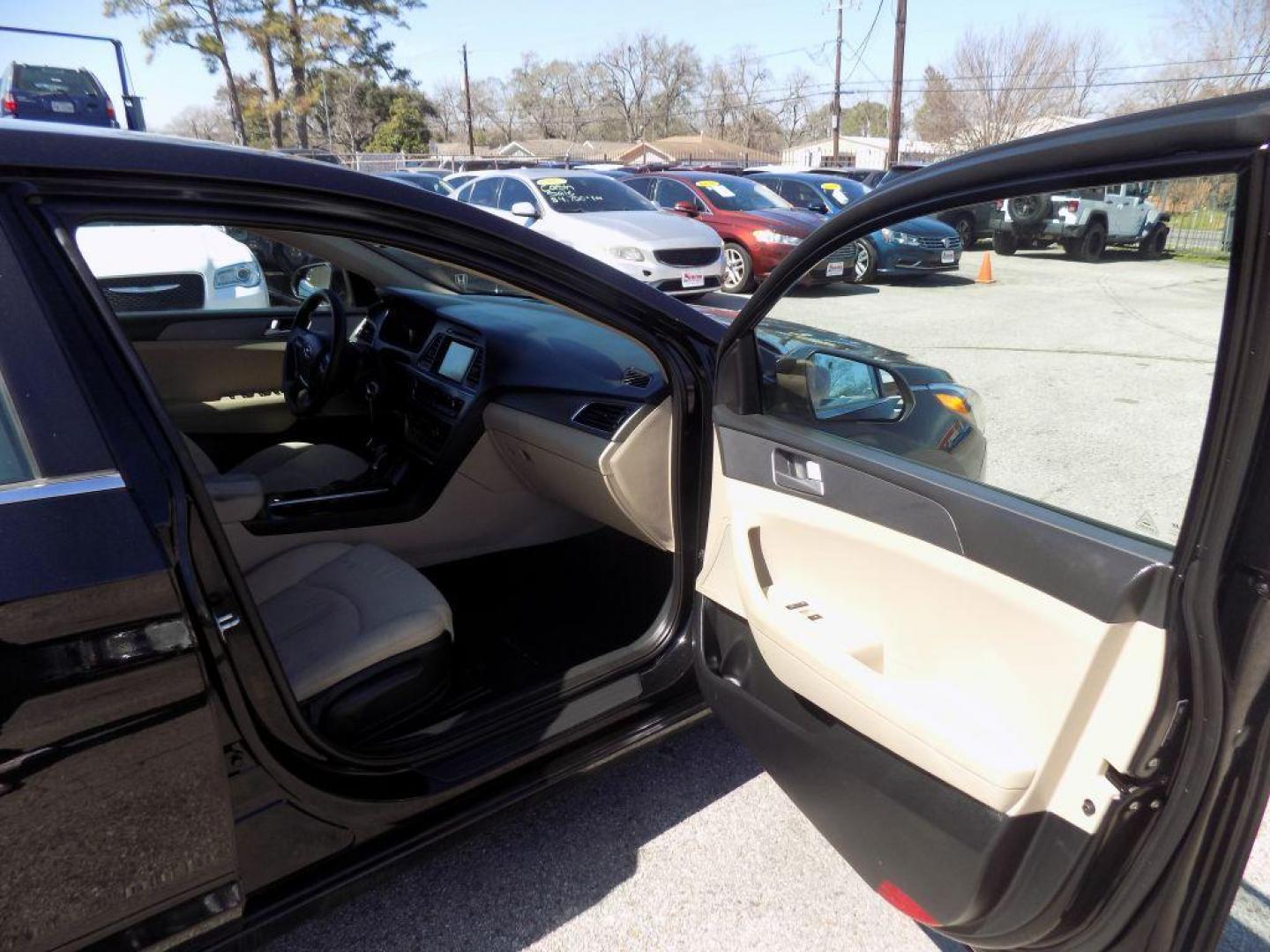 2017 BLACK HYUNDAI SONATA SE (5NPE24AF2HH) with an 2.4L engine, Automatic transmission, located at 830 E. Canino Rd., Houston, TX, 77037, (281) 405-0440, 38.358219, -81.729942 - VENGA A VISITARNOS A CANINO AUTO SALES. ENTRE CAMINANDO Y SALGA MANEJANDO. APROVACION GARANTIZADA CON REQUISITOS MINIMOS! PREGUNTEN POR JESSICA, MAY, O CARRIE PARA SU APROBACION SEGURA. ??830 E CANINO RD HOUSTON TX 77037 ??(281) 405-0440 come visit us today!! walk in/ drive out in minutes! - Photo#8