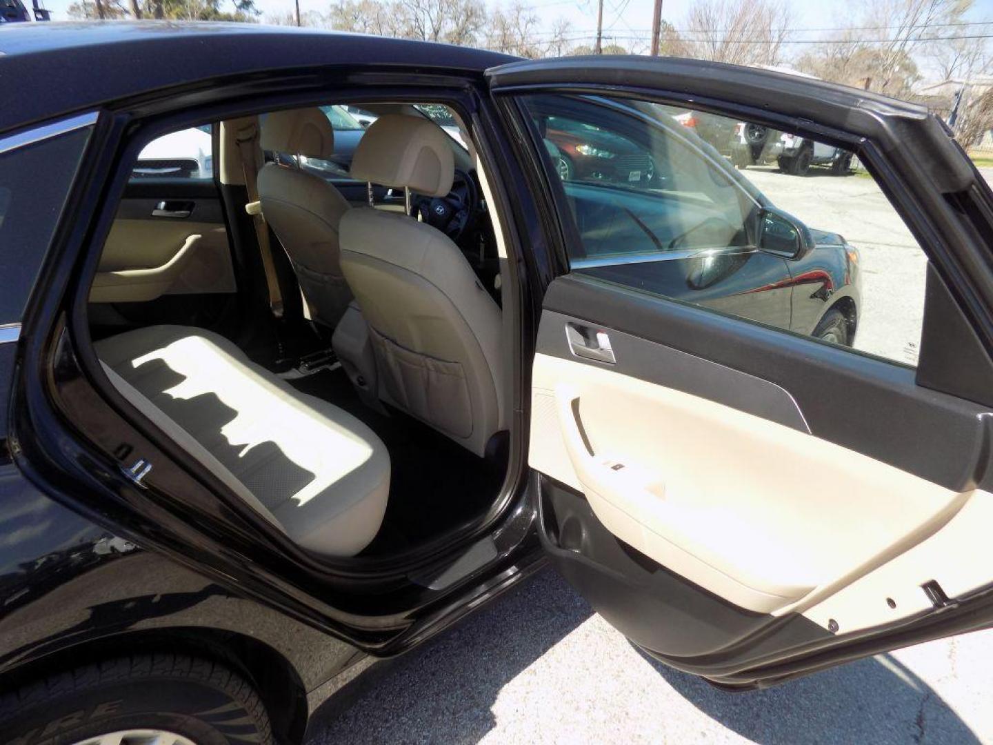 2017 BLACK HYUNDAI SONATA SE (5NPE24AF2HH) with an 2.4L engine, Automatic transmission, located at 830 E. Canino Rd., Houston, TX, 77037, (281) 405-0440, 38.358219, -81.729942 - VENGA A VISITARNOS A CANINO AUTO SALES. ENTRE CAMINANDO Y SALGA MANEJANDO. APROVACION GARANTIZADA CON REQUISITOS MINIMOS! PREGUNTEN POR JESSICA, MAY, O CARRIE PARA SU APROBACION SEGURA. ??830 E CANINO RD HOUSTON TX 77037 ??(281) 405-0440 come visit us today!! walk in/ drive out in minutes! - Photo#10