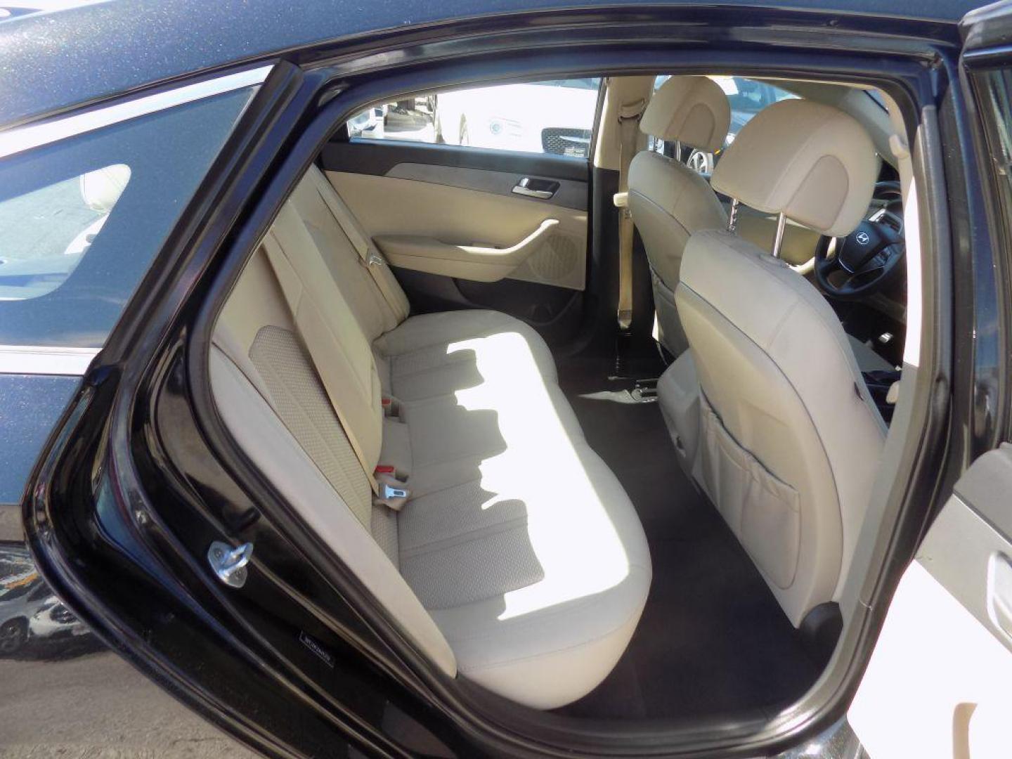 2017 BLACK HYUNDAI SONATA SE (5NPE24AF2HH) with an 2.4L engine, Automatic transmission, located at 830 E. Canino Rd., Houston, TX, 77037, (281) 405-0440, 38.358219, -81.729942 - VENGA A VISITARNOS A CANINO AUTO SALES. ENTRE CAMINANDO Y SALGA MANEJANDO. APROVACION GARANTIZADA CON REQUISITOS MINIMOS! PREGUNTEN POR JESSICA, MAY, O CARRIE PARA SU APROBACION SEGURA. ??830 E CANINO RD HOUSTON TX 77037 ??(281) 405-0440 come visit us today!! walk in/ drive out in minutes! - Photo#11