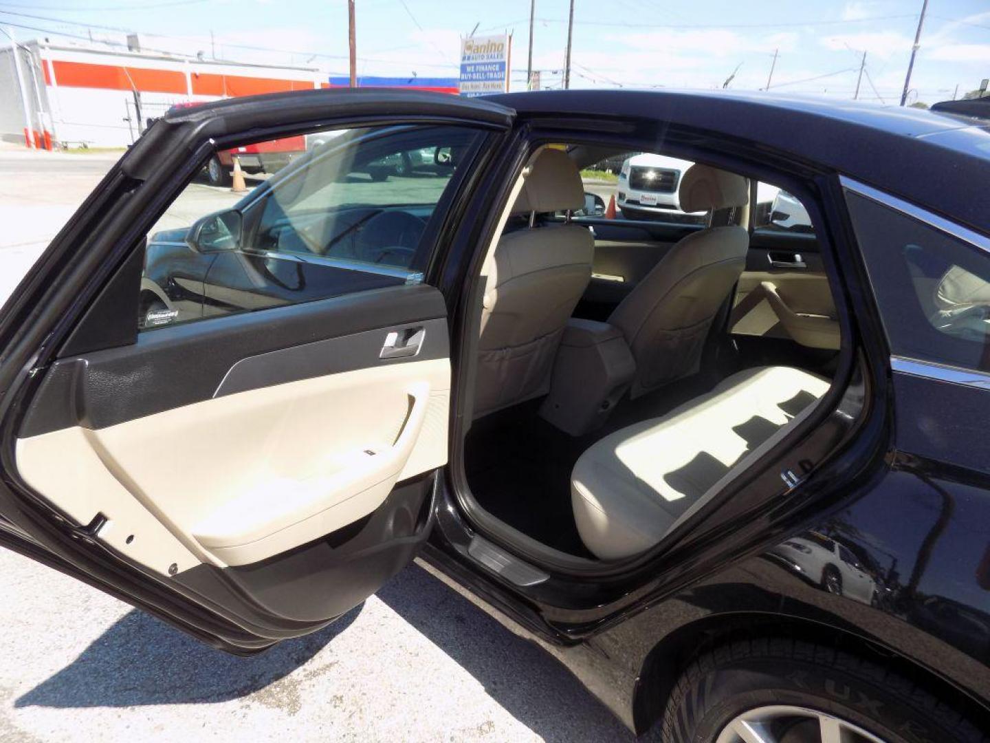 2017 BLACK HYUNDAI SONATA SE (5NPE24AF2HH) with an 2.4L engine, Automatic transmission, located at 830 E. Canino Rd., Houston, TX, 77037, (281) 405-0440, 38.358219, -81.729942 - VENGA A VISITARNOS A CANINO AUTO SALES. ENTRE CAMINANDO Y SALGA MANEJANDO. APROVACION GARANTIZADA CON REQUISITOS MINIMOS! PREGUNTEN POR JESSICA, MAY, O CARRIE PARA SU APROBACION SEGURA. ??830 E CANINO RD HOUSTON TX 77037 ??(281) 405-0440 come visit us today!! walk in/ drive out in minutes! - Photo#12