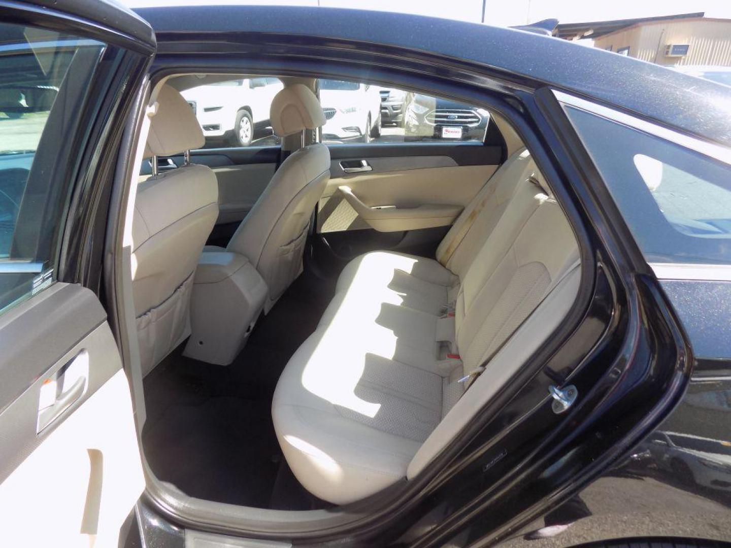 2017 BLACK HYUNDAI SONATA SE (5NPE24AF2HH) with an 2.4L engine, Automatic transmission, located at 830 E. Canino Rd., Houston, TX, 77037, (281) 405-0440, 38.358219, -81.729942 - VENGA A VISITARNOS A CANINO AUTO SALES. ENTRE CAMINANDO Y SALGA MANEJANDO. APROVACION GARANTIZADA CON REQUISITOS MINIMOS! PREGUNTEN POR JESSICA, MAY, O CARRIE PARA SU APROBACION SEGURA. ??830 E CANINO RD HOUSTON TX 77037 ??(281) 405-0440 come visit us today!! walk in/ drive out in minutes! - Photo#13