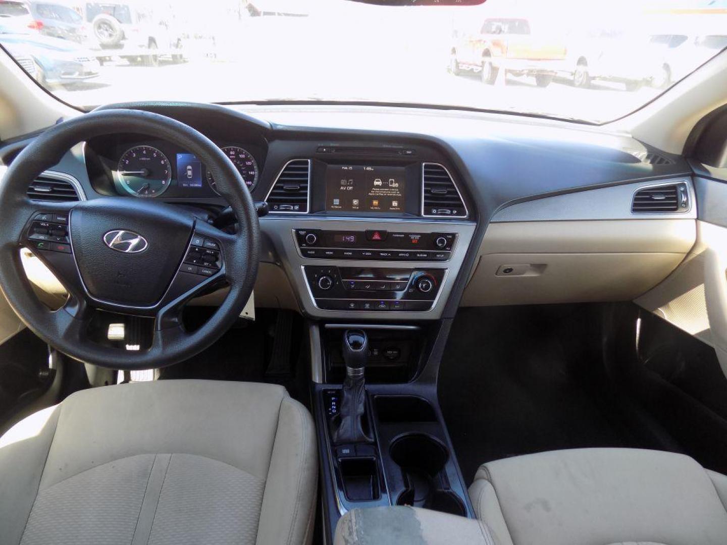 2017 BLACK HYUNDAI SONATA SE (5NPE24AF2HH) with an 2.4L engine, Automatic transmission, located at 830 E. Canino Rd., Houston, TX, 77037, (281) 405-0440, 38.358219, -81.729942 - VENGA A VISITARNOS A CANINO AUTO SALES. ENTRE CAMINANDO Y SALGA MANEJANDO. APROVACION GARANTIZADA CON REQUISITOS MINIMOS! PREGUNTEN POR JESSICA, MAY, O CARRIE PARA SU APROBACION SEGURA. ??830 E CANINO RD HOUSTON TX 77037 ??(281) 405-0440 come visit us today!! walk in/ drive out in minutes! - Photo#14