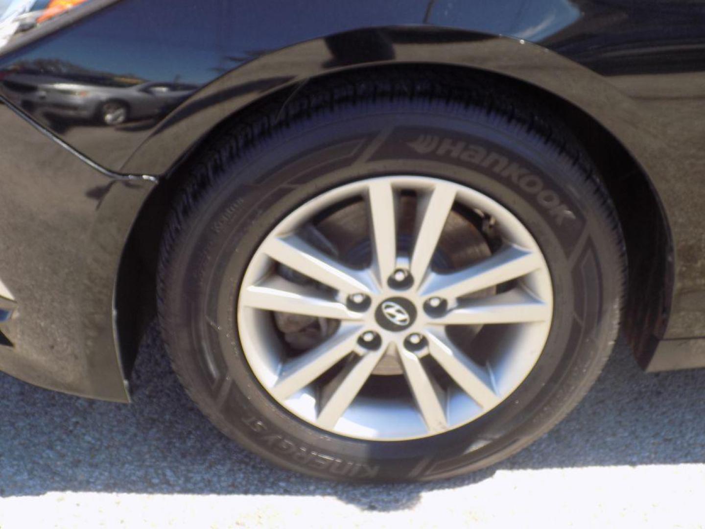 2017 BLACK HYUNDAI SONATA SE (5NPE24AF2HH) with an 2.4L engine, Automatic transmission, located at 830 E. Canino Rd., Houston, TX, 77037, (281) 405-0440, 38.358219, -81.729942 - VENGA A VISITARNOS A CANINO AUTO SALES. ENTRE CAMINANDO Y SALGA MANEJANDO. APROVACION GARANTIZADA CON REQUISITOS MINIMOS! PREGUNTEN POR JESSICA, MAY, O CARRIE PARA SU APROBACION SEGURA. ??830 E CANINO RD HOUSTON TX 77037 ??(281) 405-0440 come visit us today!! walk in/ drive out in minutes! - Photo#18
