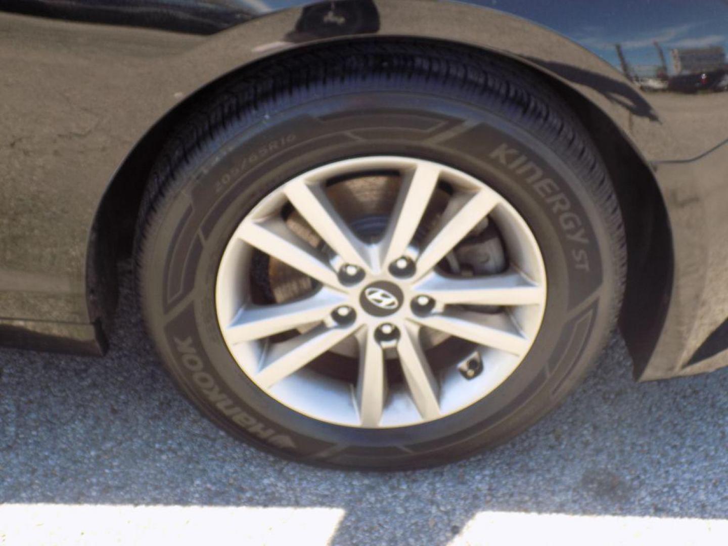 2017 BLACK HYUNDAI SONATA SE (5NPE24AF2HH) with an 2.4L engine, Automatic transmission, located at 830 E. Canino Rd., Houston, TX, 77037, (281) 405-0440, 38.358219, -81.729942 - VENGA A VISITARNOS A CANINO AUTO SALES. ENTRE CAMINANDO Y SALGA MANEJANDO. APROVACION GARANTIZADA CON REQUISITOS MINIMOS! PREGUNTEN POR JESSICA, MAY, O CARRIE PARA SU APROBACION SEGURA. ??830 E CANINO RD HOUSTON TX 77037 ??(281) 405-0440 come visit us today!! walk in/ drive out in minutes! - Photo#19
