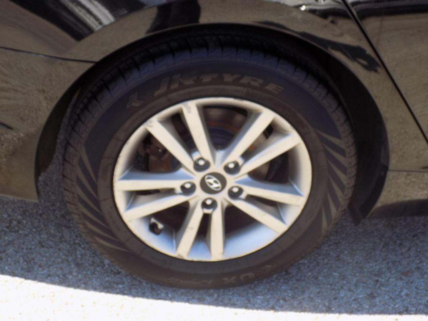 2017 BLACK HYUNDAI SONATA SE (5NPE24AF2HH) with an 2.4L engine, Automatic transmission, located at 830 E. Canino Rd., Houston, TX, 77037, (281) 405-0440, 38.358219, -81.729942 - VENGA A VISITARNOS A CANINO AUTO SALES. ENTRE CAMINANDO Y SALGA MANEJANDO. APROVACION GARANTIZADA CON REQUISITOS MINIMOS! PREGUNTEN POR JESSICA, MAY, O CARRIE PARA SU APROBACION SEGURA. ??830 E CANINO RD HOUSTON TX 77037 ??(281) 405-0440 come visit us today!! walk in/ drive out in minutes! - Photo#20