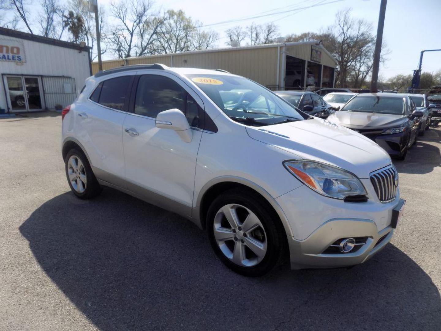 2015 WHITE BUICK ENCORE (KL4CJCSBXFB) with an 1.4L engine, Automatic transmission, located at 830 E. Canino Rd., Houston, TX, 77037, (281) 405-0440, 38.358219, -81.729942 - PRE APPROVACION FACIL, RAPIDA.... PROCESSO RAPIDO LLAMA O VISITANOS HOY MISMO ESTAMOS LOCALIZADOS EN EL 830 E. CANINO RD (ESQUINA CON AIRLINE) HOUSTON, TEXAS 777037 SU TRABAJO ES SU CREDITO!! ENTRE CAMINANDO Y SALGA MANEJANDO! LLAME YA AL (281) 405-0440 LE ESPERAMOS! - Photo#6
