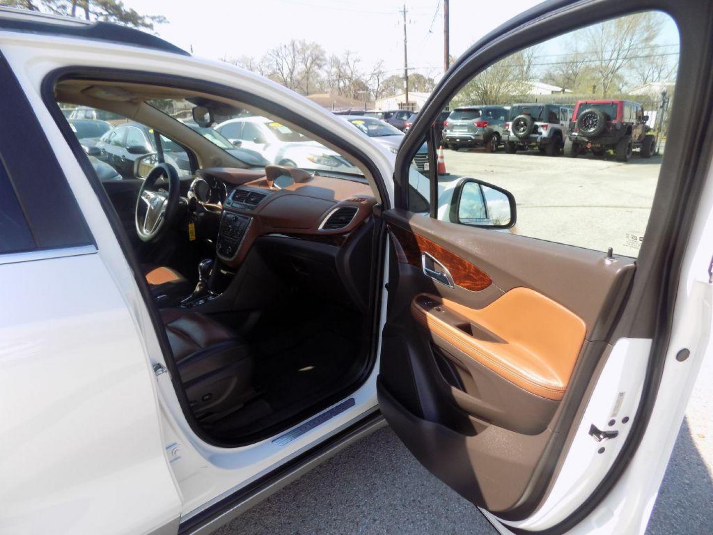 2015 WHITE BUICK ENCORE (KL4CJCSBXFB) with an 1.4L engine, Automatic transmission, located at 830 E. Canino Rd., Houston, TX, 77037, (281) 405-0440, 38.358219, -81.729942 - PRE APPROVACION FACIL, RAPIDA.... PROCESSO RAPIDO LLAMA O VISITANOS HOY MISMO ESTAMOS LOCALIZADOS EN EL 830 E. CANINO RD (ESQUINA CON AIRLINE) HOUSTON, TEXAS 777037 SU TRABAJO ES SU CREDITO!! ENTRE CAMINANDO Y SALGA MANEJANDO! LLAME YA AL (281) 405-0440 LE ESPERAMOS! - Photo#8