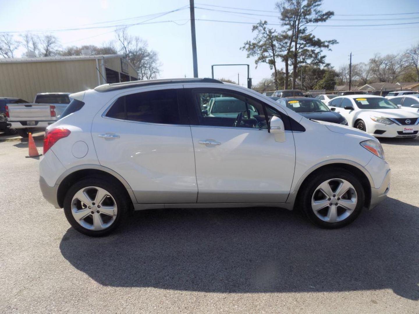 2015 WHITE BUICK ENCORE (KL4CJCSBXFB) with an 1.4L engine, Automatic transmission, located at 830 E. Canino Rd., Houston, TX, 77037, (281) 405-0440, 38.358219, -81.729942 - PRE APPROVACION FACIL, RAPIDA.... PROCESSO RAPIDO LLAMA O VISITANOS HOY MISMO ESTAMOS LOCALIZADOS EN EL 830 E. CANINO RD (ESQUINA CON AIRLINE) HOUSTON, TEXAS 777037 SU TRABAJO ES SU CREDITO!! ENTRE CAMINANDO Y SALGA MANEJANDO! LLAME YA AL (281) 405-0440 LE ESPERAMOS! - Photo#1