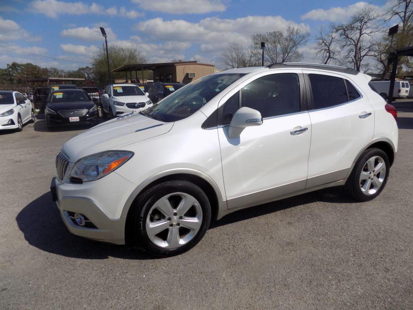 2015 WHITE BUICK ENCORE (KL4CJCSBXFB) with an 1.4L engine, Automatic transmission, located at 830 E. Canino Rd., Houston, TX, 77037, (281) 405-0440, 38.358219, -81.729942 - PRE APPROVACION FACIL, RAPIDA.... PROCESSO RAPIDO LLAMA O VISITANOS HOY MISMO ESTAMOS LOCALIZADOS EN EL 830 E. CANINO RD (ESQUINA CON AIRLINE) HOUSTON, TEXAS 777037 SU TRABAJO ES SU CREDITO!! ENTRE CAMINANDO Y SALGA MANEJANDO! LLAME YA AL (281) 405-0440 LE ESPERAMOS! - Photo#5