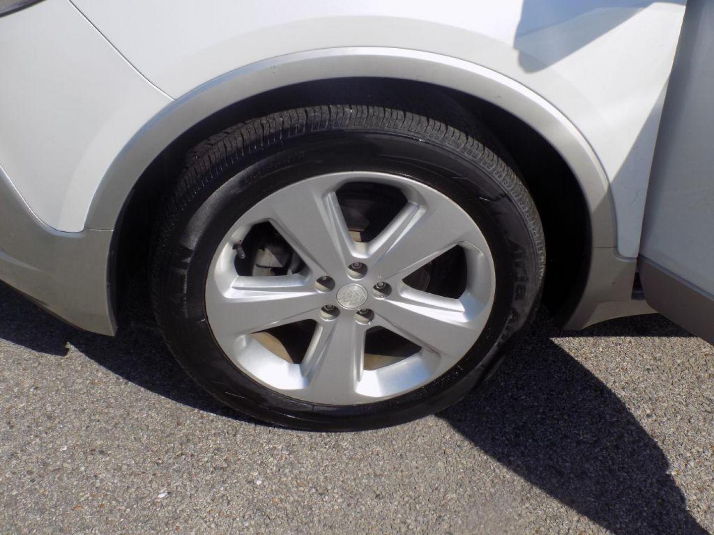 2015 WHITE BUICK ENCORE (KL4CJCSBXFB) with an 1.4L engine, Automatic transmission, located at 830 E. Canino Rd., Houston, TX, 77037, (281) 405-0440, 38.358219, -81.729942 - PRE APPROVACION FACIL, RAPIDA.... PROCESSO RAPIDO LLAMA O VISITANOS HOY MISMO ESTAMOS LOCALIZADOS EN EL 830 E. CANINO RD (ESQUINA CON AIRLINE) HOUSTON, TEXAS 777037 SU TRABAJO ES SU CREDITO!! ENTRE CAMINANDO Y SALGA MANEJANDO! LLAME YA AL (281) 405-0440 LE ESPERAMOS! - Photo#18
