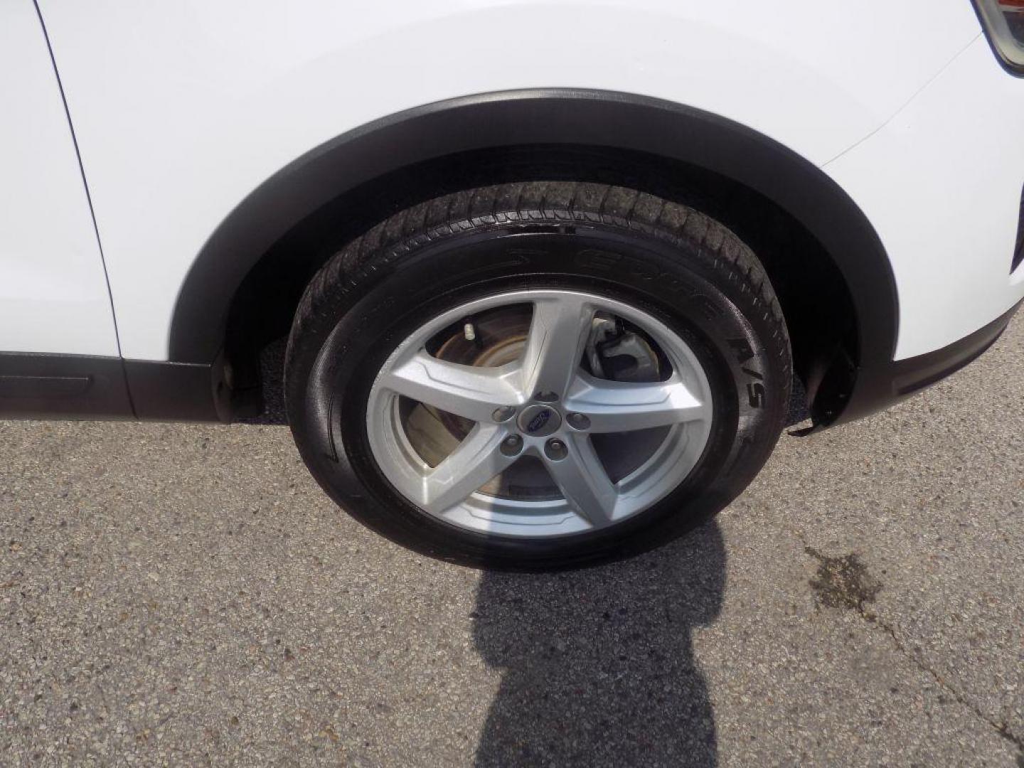 2019 WHITE FORD EXPLORER (1FM5K7BH0KG) with an 2.3L engine, Automatic transmission, located at 830 E. Canino Rd., Houston, TX, 77037, (281) 405-0440, 38.358219, -81.729942 - VENGA A VISITARNOS A CANINO AUTO SALES. ENTRE CAMINANDO Y SALGA MANEJANDO. APROVACION GARANTIZADA CON REQUISITOS MINIMOS! PREGUNTEN POR JESSICA, MAY, O CARRIE PARA SU APROBACION SEGURA. ??830 E CANINO RD HOUSTON TX 77037 ??(281) 405-0440 come visit us today!! walk in/ drive out in minutes! - Photo#9