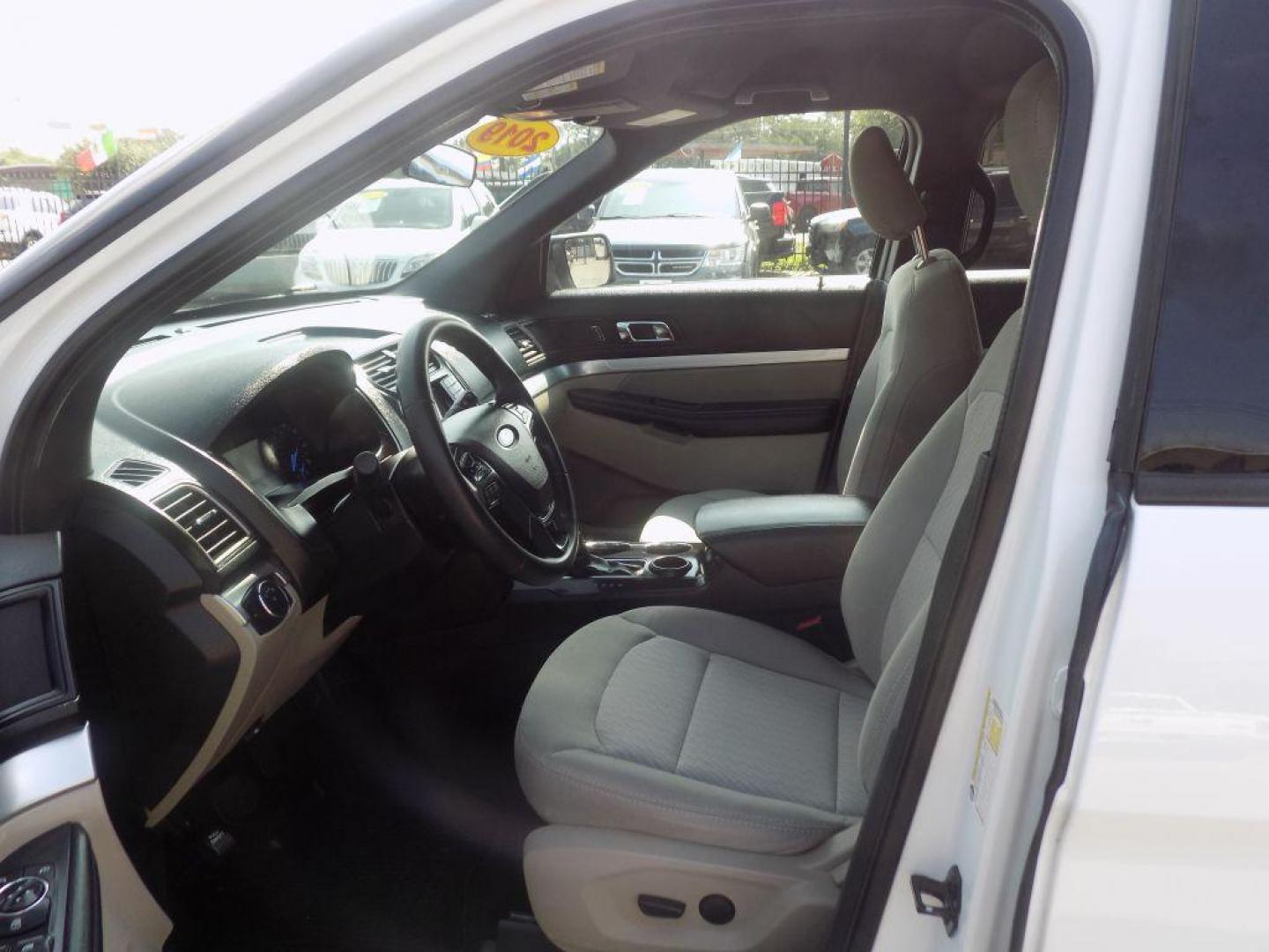 2019 WHITE FORD EXPLORER (1FM5K7BH0KG) with an 2.3L engine, Automatic transmission, located at 830 E. Canino Rd., Houston, TX, 77037, (281) 405-0440, 38.358219, -81.729942 - VENGA A VISITARNOS A CANINO AUTO SALES. ENTRE CAMINANDO Y SALGA MANEJANDO. APROVACION GARANTIZADA CON REQUISITOS MINIMOS! PREGUNTEN POR JESSICA, MAY, O CARRIE PARA SU APROBACION SEGURA. ??830 E CANINO RD HOUSTON TX 77037 ??(281) 405-0440 come visit us today!! walk in/ drive out in minutes! - Photo#12