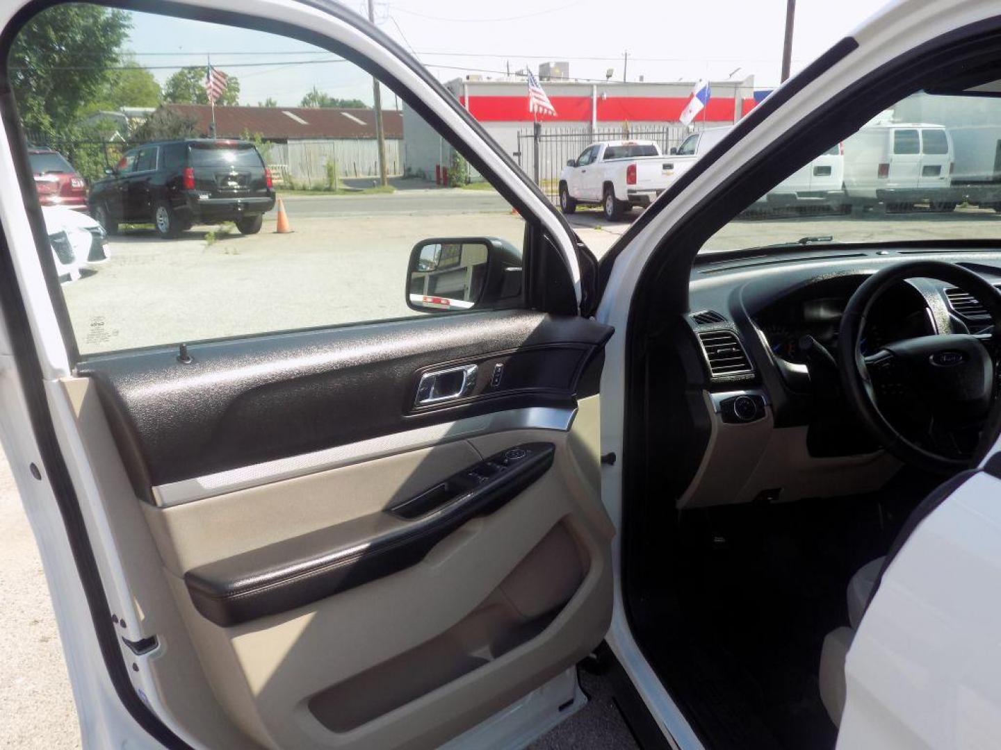 2019 WHITE FORD EXPLORER (1FM5K7BH0KG) with an 2.3L engine, Automatic transmission, located at 830 E. Canino Rd., Houston, TX, 77037, (281) 405-0440, 38.358219, -81.729942 - VENGA A VISITARNOS A CANINO AUTO SALES. ENTRE CAMINANDO Y SALGA MANEJANDO. APROVACION GARANTIZADA CON REQUISITOS MINIMOS! PREGUNTEN POR JESSICA, MAY, O CARRIE PARA SU APROBACION SEGURA. ??830 E CANINO RD HOUSTON TX 77037 ??(281) 405-0440 come visit us today!! walk in/ drive out in minutes! - Photo#13