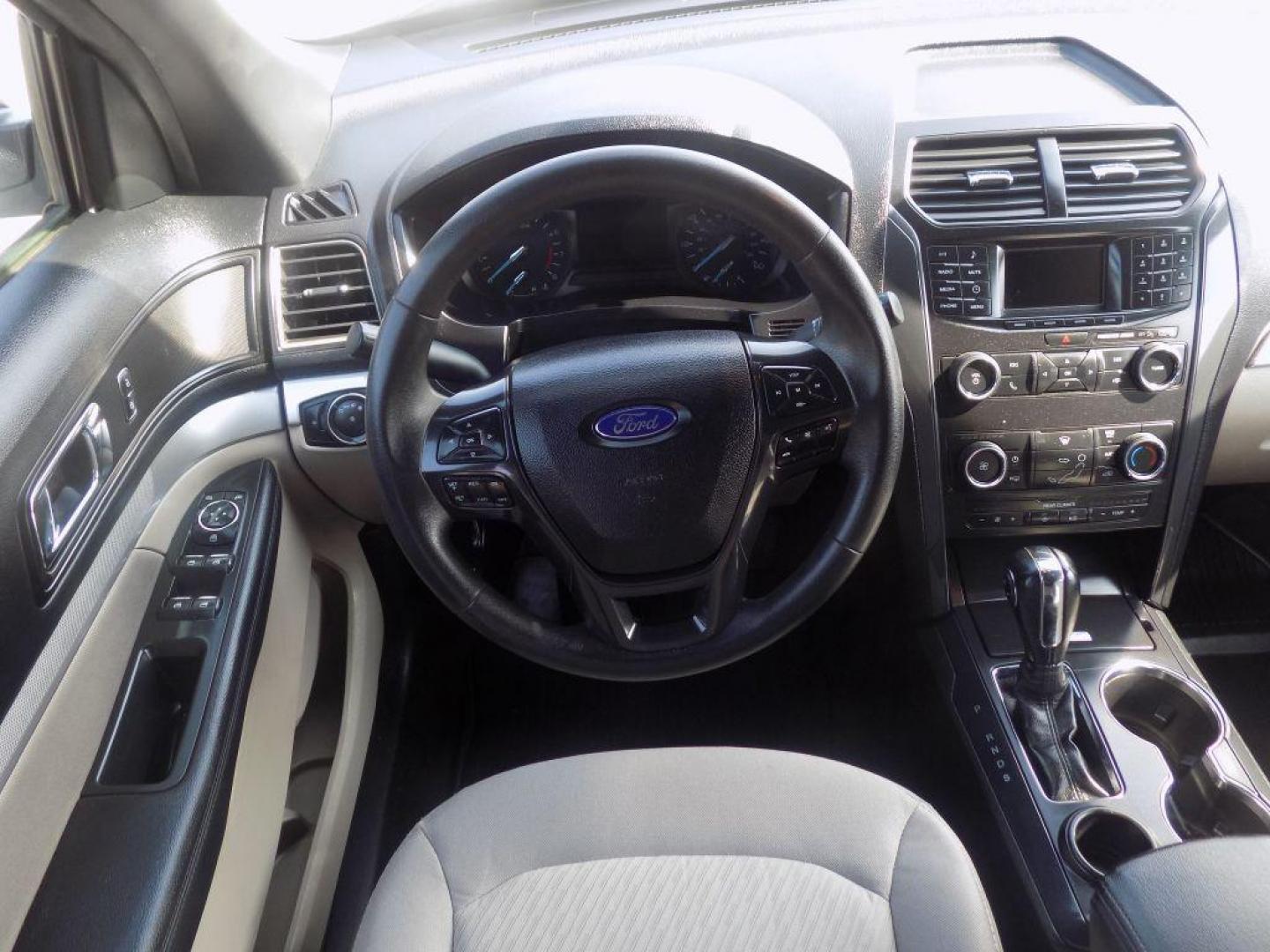 2019 WHITE FORD EXPLORER (1FM5K7BH0KG) with an 2.3L engine, Automatic transmission, located at 830 E. Canino Rd., Houston, TX, 77037, (281) 405-0440, 38.358219, -81.729942 - VENGA A VISITARNOS A CANINO AUTO SALES. ENTRE CAMINANDO Y SALGA MANEJANDO. APROVACION GARANTIZADA CON REQUISITOS MINIMOS! PREGUNTEN POR JESSICA, MAY, O CARRIE PARA SU APROBACION SEGURA. ??830 E CANINO RD HOUSTON TX 77037 ??(281) 405-0440 come visit us today!! walk in/ drive out in minutes! - Photo#14