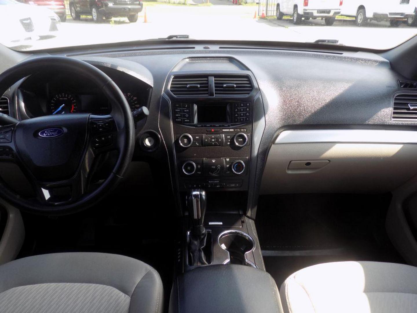 2019 WHITE FORD EXPLORER (1FM5K7BH0KG) with an 2.3L engine, Automatic transmission, located at 830 E. Canino Rd., Houston, TX, 77037, (281) 405-0440, 38.358219, -81.729942 - VENGA A VISITARNOS A CANINO AUTO SALES. ENTRE CAMINANDO Y SALGA MANEJANDO. APROVACION GARANTIZADA CON REQUISITOS MINIMOS! PREGUNTEN POR JESSICA, MAY, O CARRIE PARA SU APROBACION SEGURA. ??830 E CANINO RD HOUSTON TX 77037 ??(281) 405-0440 come visit us today!! walk in/ drive out in minutes! - Photo#15