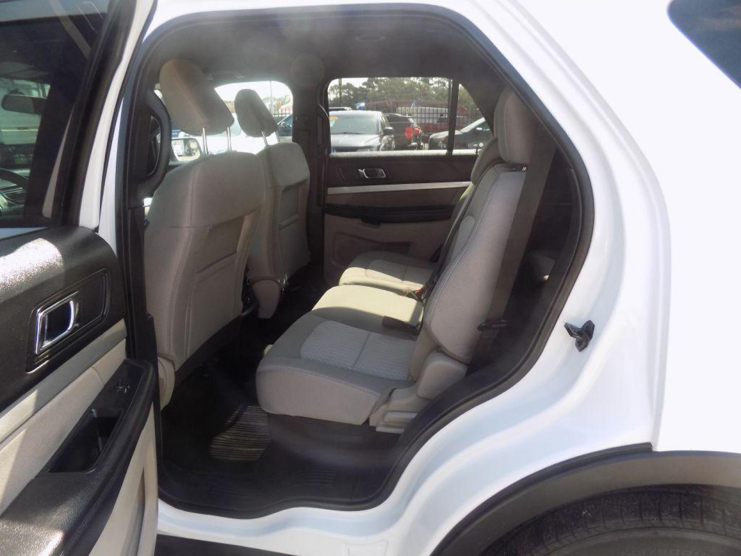 2019 WHITE FORD EXPLORER (1FM5K7BH0KG) with an 2.3L engine, Automatic transmission, located at 830 E. Canino Rd., Houston, TX, 77037, (281) 405-0440, 38.358219, -81.729942 - VENGA A VISITARNOS A CANINO AUTO SALES. ENTRE CAMINANDO Y SALGA MANEJANDO. APROVACION GARANTIZADA CON REQUISITOS MINIMOS! PREGUNTEN POR JESSICA, MAY, O CARRIE PARA SU APROBACION SEGURA. ??830 E CANINO RD HOUSTON TX 77037 ??(281) 405-0440 come visit us today!! walk in/ drive out in minutes! - Photo#16