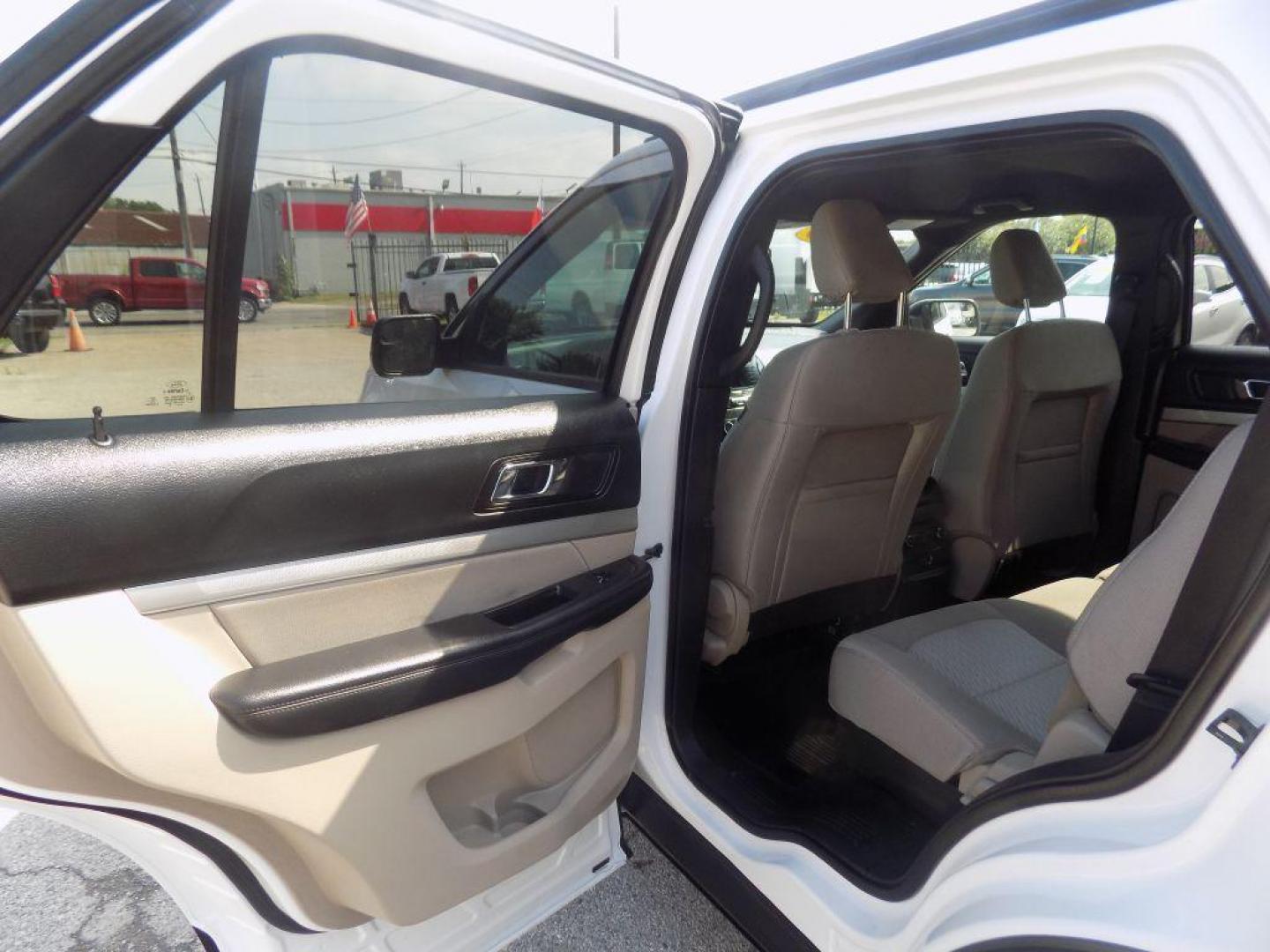 2019 WHITE FORD EXPLORER (1FM5K7BH0KG) with an 2.3L engine, Automatic transmission, located at 830 E. Canino Rd., Houston, TX, 77037, (281) 405-0440, 38.358219, -81.729942 - VENGA A VISITARNOS A CANINO AUTO SALES. ENTRE CAMINANDO Y SALGA MANEJANDO. APROVACION GARANTIZADA CON REQUISITOS MINIMOS! PREGUNTEN POR JESSICA, MAY, O CARRIE PARA SU APROBACION SEGURA. ??830 E CANINO RD HOUSTON TX 77037 ??(281) 405-0440 come visit us today!! walk in/ drive out in minutes! - Photo#17