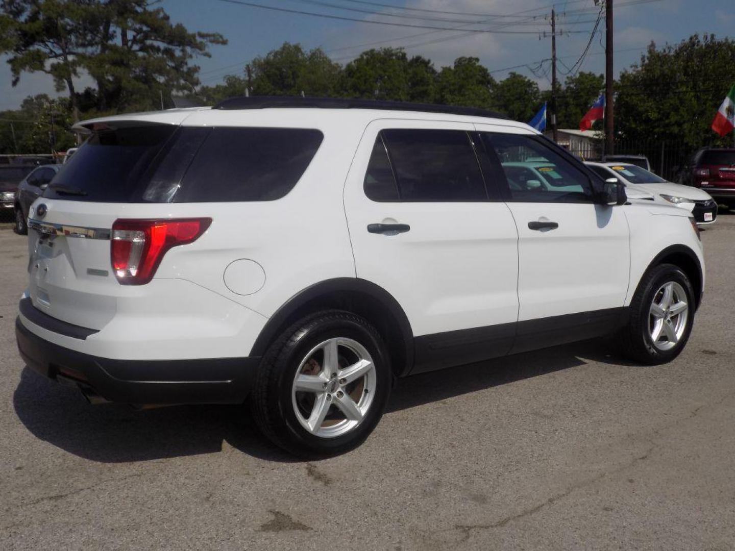 2019 WHITE FORD EXPLORER (1FM5K7BH0KG) with an 2.3L engine, Automatic transmission, located at 830 E. Canino Rd., Houston, TX, 77037, (281) 405-0440, 38.358219, -81.729942 - VENGA A VISITARNOS A CANINO AUTO SALES. ENTRE CAMINANDO Y SALGA MANEJANDO. APROVACION GARANTIZADA CON REQUISITOS MINIMOS! PREGUNTEN POR JESSICA, MAY, O CARRIE PARA SU APROBACION SEGURA. ??830 E CANINO RD HOUSTON TX 77037 ??(281) 405-0440 come visit us today!! walk in/ drive out in minutes! - Photo#1