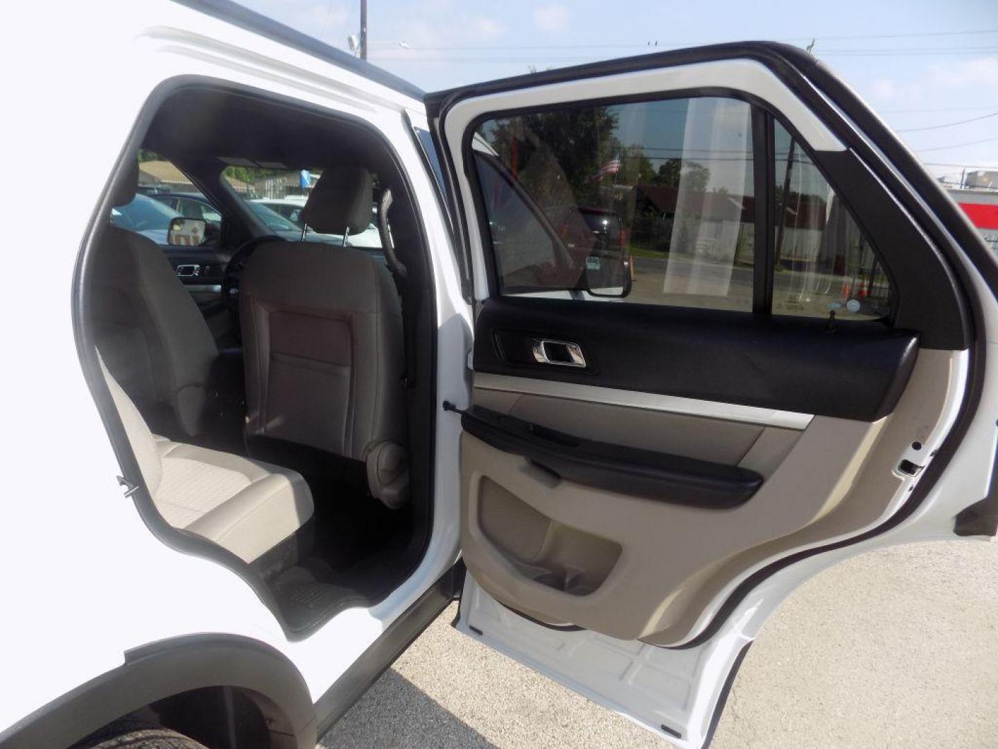2019 WHITE FORD EXPLORER (1FM5K7BH0KG) with an 2.3L engine, Automatic transmission, located at 830 E. Canino Rd., Houston, TX, 77037, (281) 405-0440, 38.358219, -81.729942 - VENGA A VISITARNOS A CANINO AUTO SALES. ENTRE CAMINANDO Y SALGA MANEJANDO. APROVACION GARANTIZADA CON REQUISITOS MINIMOS! PREGUNTEN POR JESSICA, MAY, O CARRIE PARA SU APROBACION SEGURA. ??830 E CANINO RD HOUSTON TX 77037 ??(281) 405-0440 come visit us today!! walk in/ drive out in minutes! - Photo#19