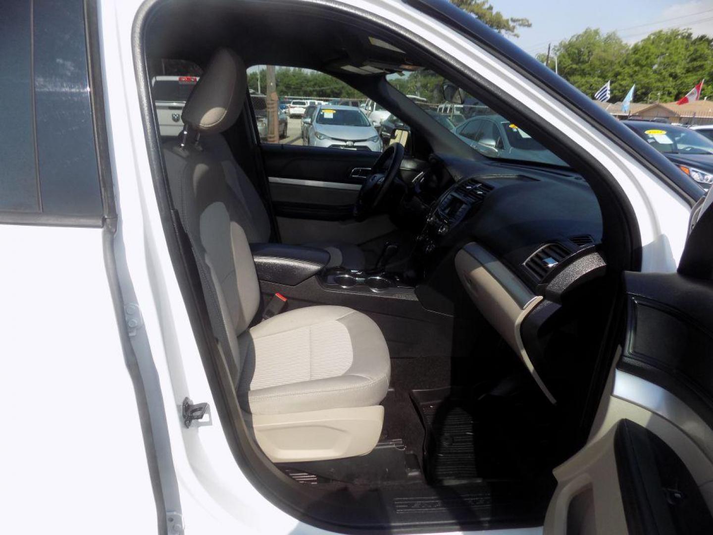 2019 WHITE FORD EXPLORER (1FM5K7BH0KG) with an 2.3L engine, Automatic transmission, located at 830 E. Canino Rd., Houston, TX, 77037, (281) 405-0440, 38.358219, -81.729942 - VENGA A VISITARNOS A CANINO AUTO SALES. ENTRE CAMINANDO Y SALGA MANEJANDO. APROVACION GARANTIZADA CON REQUISITOS MINIMOS! PREGUNTEN POR JESSICA, MAY, O CARRIE PARA SU APROBACION SEGURA. ??830 E CANINO RD HOUSTON TX 77037 ??(281) 405-0440 come visit us today!! walk in/ drive out in minutes! - Photo#20