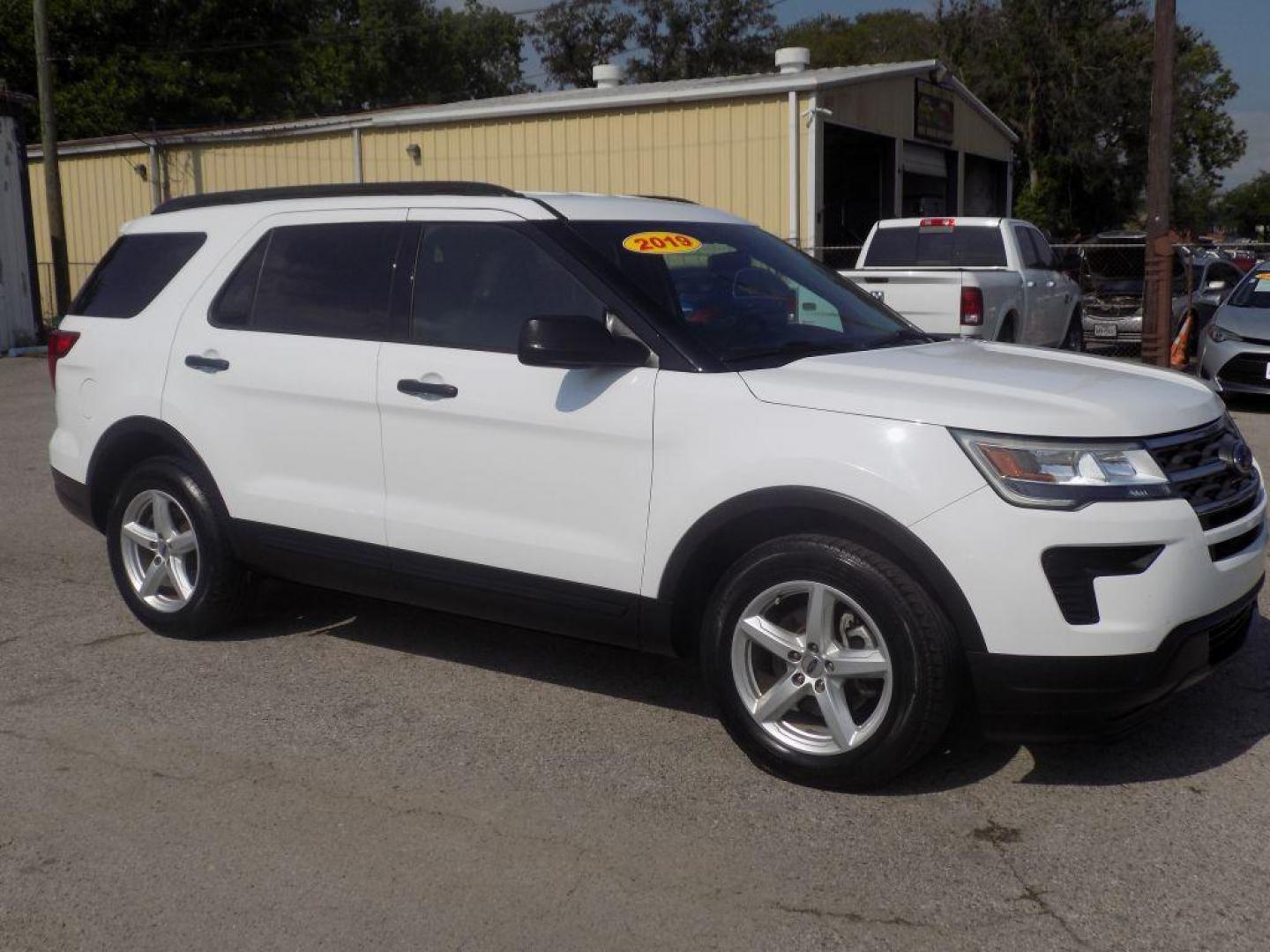 2019 WHITE FORD EXPLORER (1FM5K7BH0KG) with an 2.3L engine, Automatic transmission, located at 830 E. Canino Rd., Houston, TX, 77037, (281) 405-0440, 38.358219, -81.729942 - VENGA A VISITARNOS A CANINO AUTO SALES. ENTRE CAMINANDO Y SALGA MANEJANDO. APROVACION GARANTIZADA CON REQUISITOS MINIMOS! PREGUNTEN POR JESSICA, MAY, O CARRIE PARA SU APROBACION SEGURA. ??830 E CANINO RD HOUSTON TX 77037 ??(281) 405-0440 come visit us today!! walk in/ drive out in minutes! - Photo#2