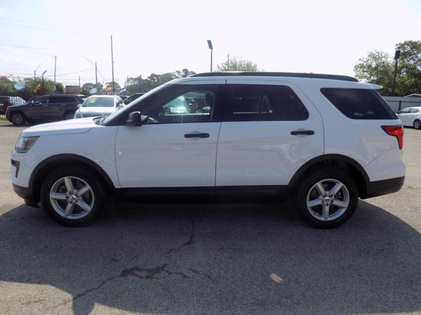 2019 WHITE FORD EXPLORER (1FM5K7BH0KG) with an 2.3L engine, Automatic transmission, located at 830 E. Canino Rd., Houston, TX, 77037, (281) 405-0440, 38.358219, -81.729942 - VENGA A VISITARNOS A CANINO AUTO SALES. ENTRE CAMINANDO Y SALGA MANEJANDO. APROVACION GARANTIZADA CON REQUISITOS MINIMOS! PREGUNTEN POR JESSICA, MAY, O CARRIE PARA SU APROBACION SEGURA. ??830 E CANINO RD HOUSTON TX 77037 ??(281) 405-0440 come visit us today!! walk in/ drive out in minutes! - Photo#5
