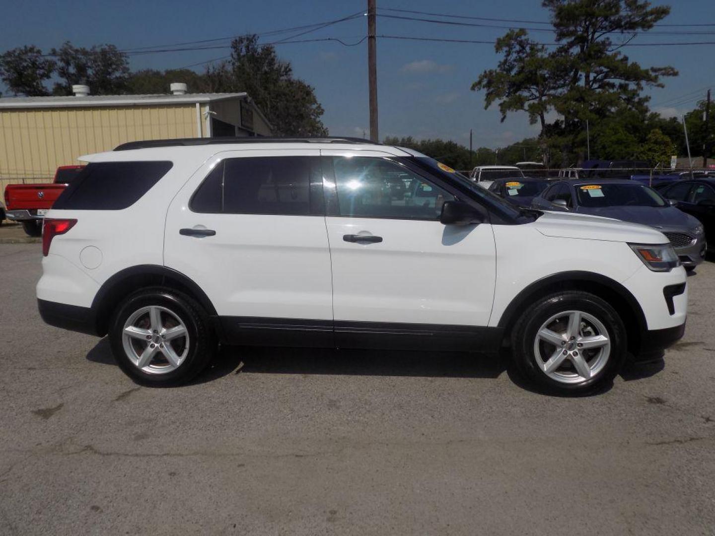 2019 WHITE FORD EXPLORER (1FM5K7BH0KG) with an 2.3L engine, Automatic transmission, located at 830 E. Canino Rd., Houston, TX, 77037, (281) 405-0440, 38.358219, -81.729942 - VENGA A VISITARNOS A CANINO AUTO SALES. ENTRE CAMINANDO Y SALGA MANEJANDO. APROVACION GARANTIZADA CON REQUISITOS MINIMOS! PREGUNTEN POR JESSICA, MAY, O CARRIE PARA SU APROBACION SEGURA. ??830 E CANINO RD HOUSTON TX 77037 ??(281) 405-0440 come visit us today!! walk in/ drive out in minutes! - Photo#7