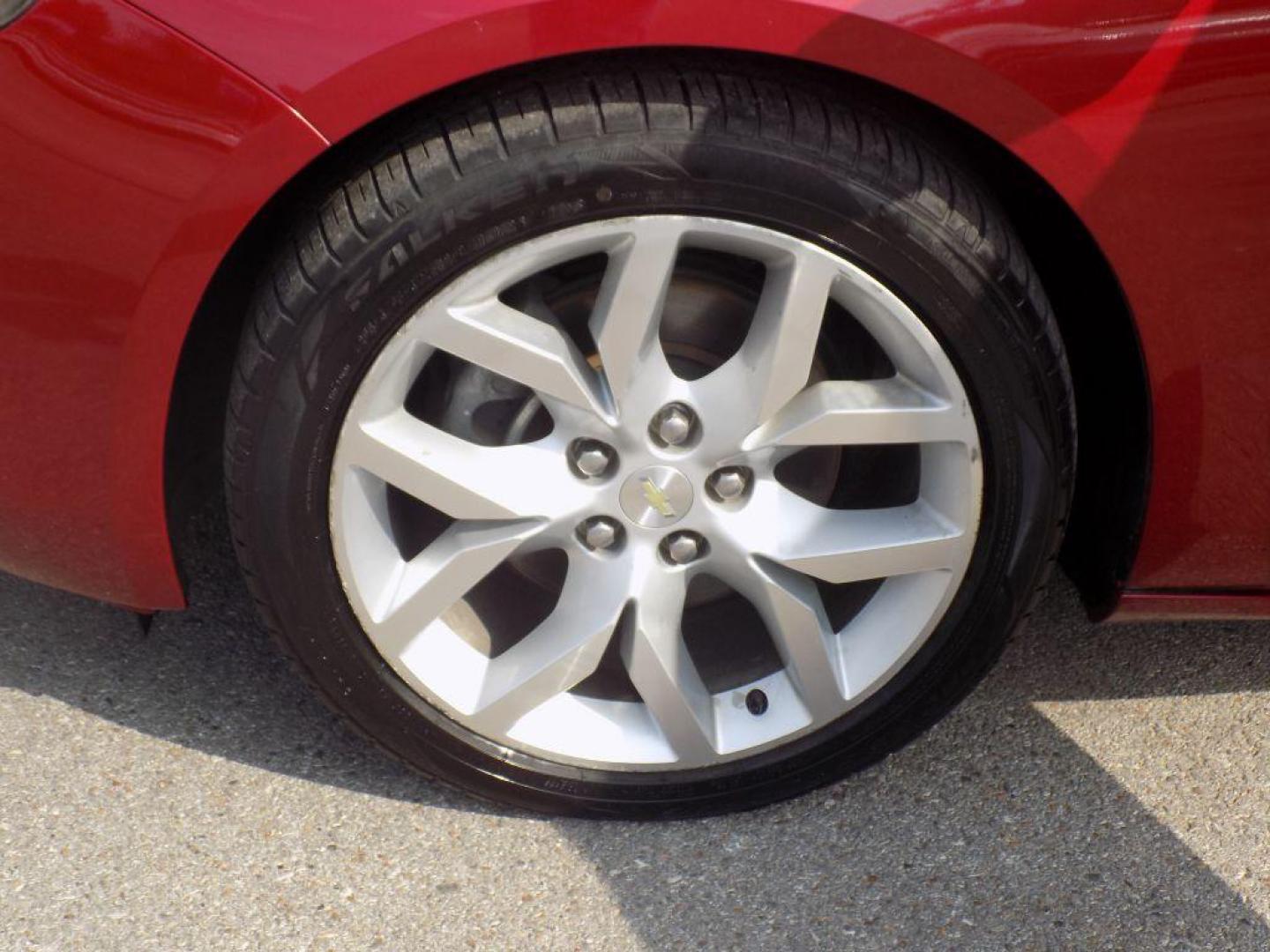 2015 RED CHEVROLET IMPALA LTZ (1G1165S38FU) with an 3.6L engine, Automatic transmission, located at 830 E. Canino Rd., Houston, TX, 77037, (281) 405-0440, 38.358219, -81.729942 - Photo#18