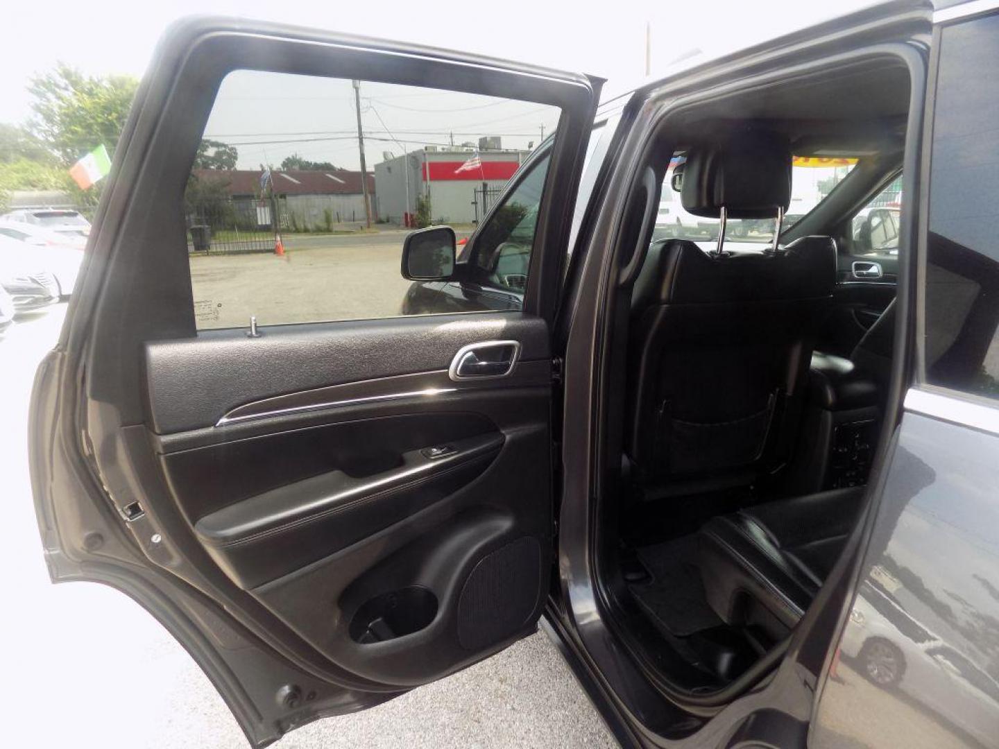 2018 GRAY JEEP GRAND CHEROKEE LIMITED (1C4RJEBG3JC) with an 3.6L engine, Automatic transmission, located at 830 E. Canino Rd., Houston, TX, 77037, (281) 405-0440, 38.358219, -81.729942 - Photo#12