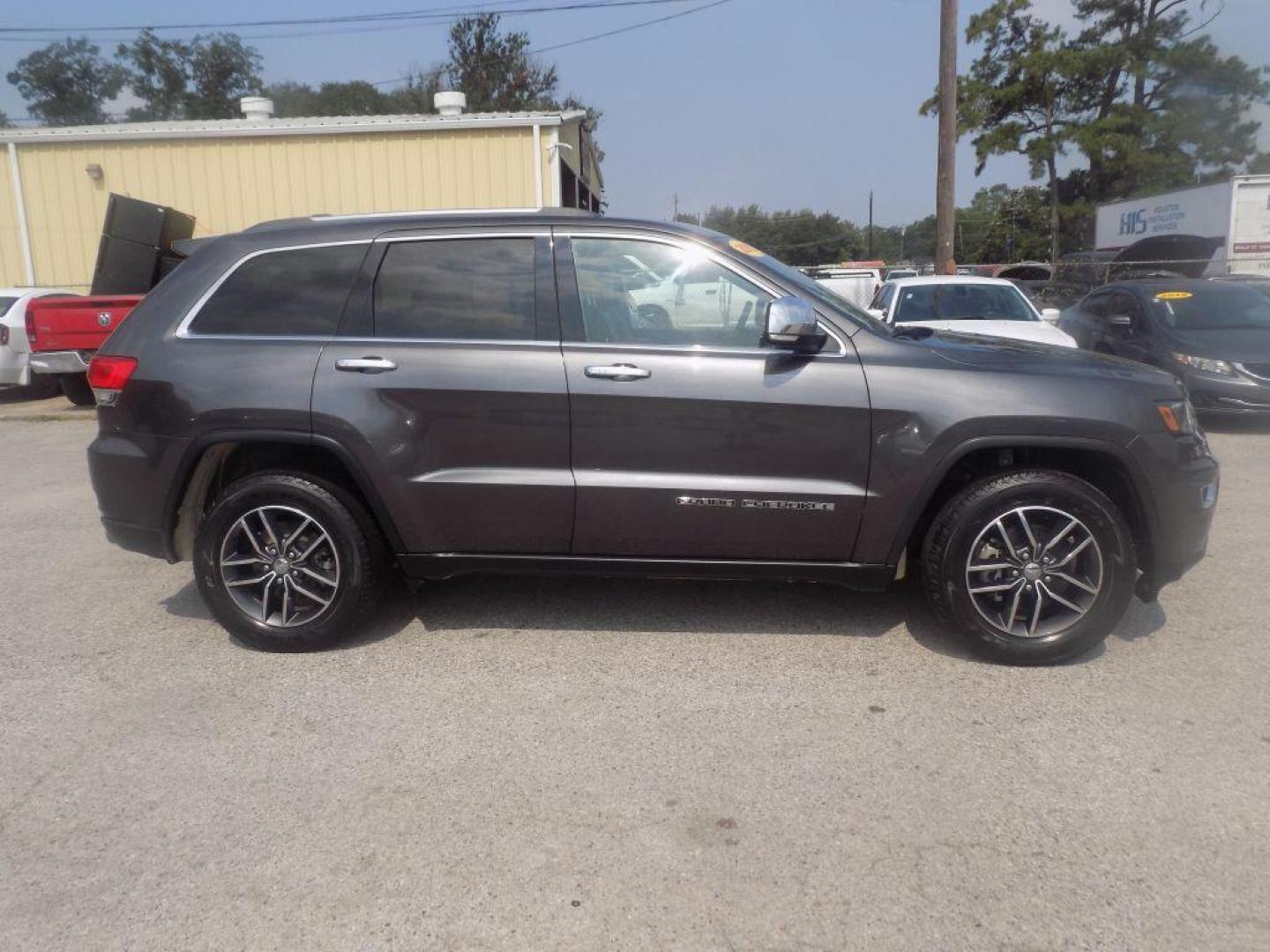 2018 GRAY JEEP GRAND CHEROKEE LIMITED (1C4RJEBG3JC) with an 3.6L engine, Automatic transmission, located at 830 E. Canino Rd., Houston, TX, 77037, (281) 405-0440, 38.358219, -81.729942 - Photo#1